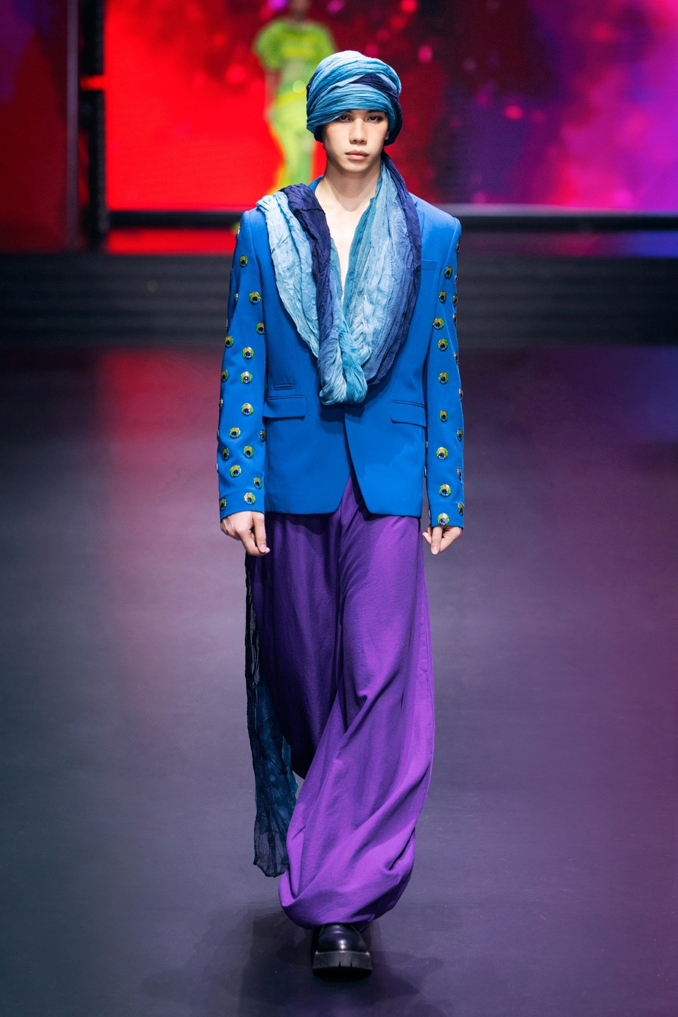 Một thiết kế trong bộ sưu tập “Holi” của nhà thiết kế Frederick Lee. (Ảnh: CTV/Vietnam+)