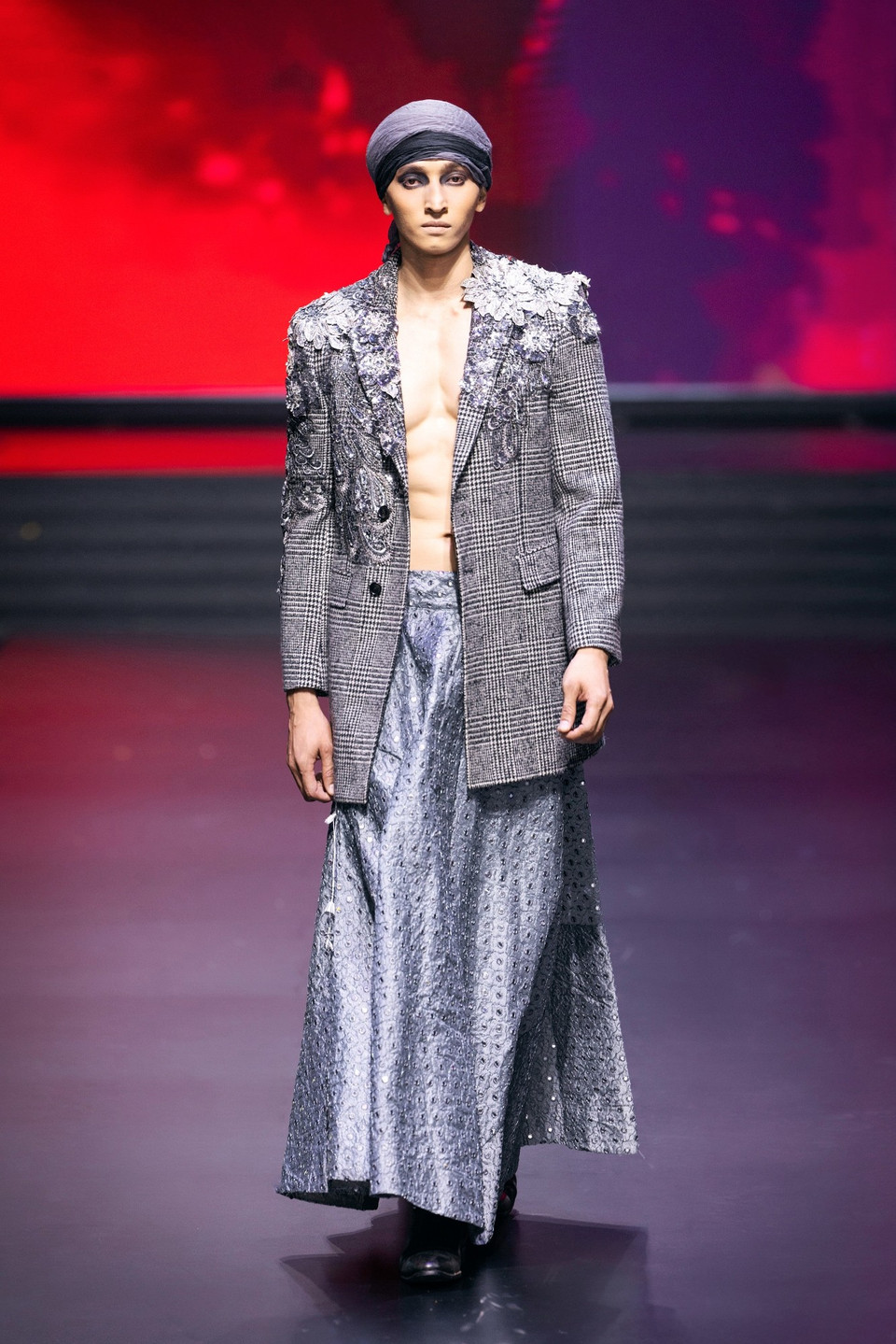 Một thiết kế trong bộ sưu tập “Holi” của nhà thiết kế Frederick Lee. (Ảnh: CTV/Vietnam+)