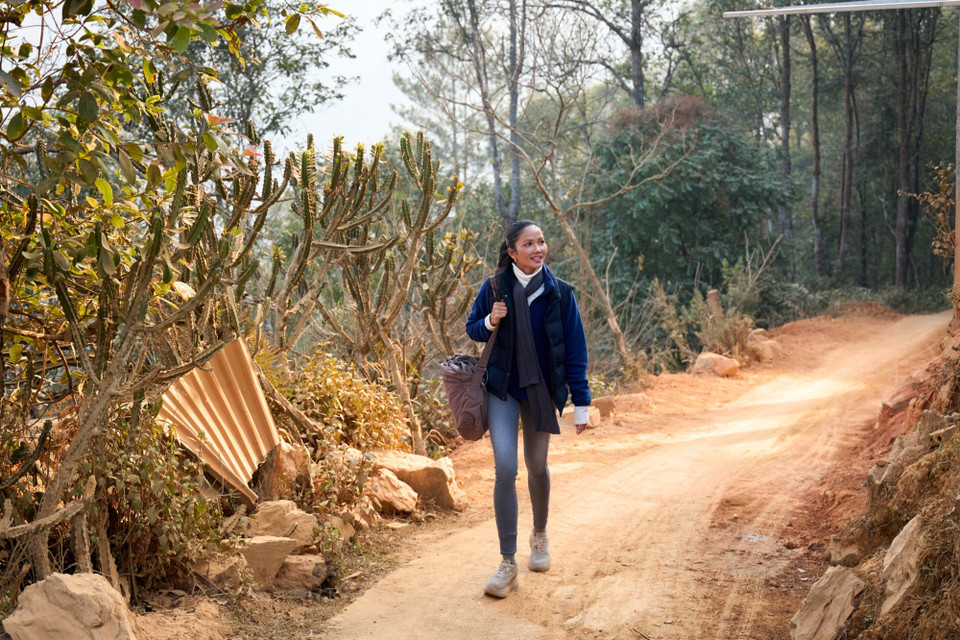 Trước đó, năm 2024, H’Hen Niê đã đến Mù Cang Chải khánh thành điểm trường Trống Trở, lần này đến với điểm trường Tà Chơ, cô háo hức và quyết định tự đi bộ 2km đến trường, leo lên những con dốc ngoằn ngoèo để trực tiếp hiểu được sự khó khăn, vất vả của thầy cô, các em học sinh mỗi ngày đến trường như thế nào. (Ảnh: CTV/Vietnam+)