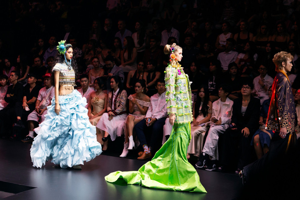 Bộ sưu tập “Holi” của nhà thiết kế đến từ Singapore Frederick Lee là một hành trình thị giác rực rỡ lấy cảm hứng từ Lễ hội Sắc màu Holi (Ấn Độ), vừa được giới thiệu trên sàn diễn Việt Nam. (Ảnh: CTV/Vietnam+)