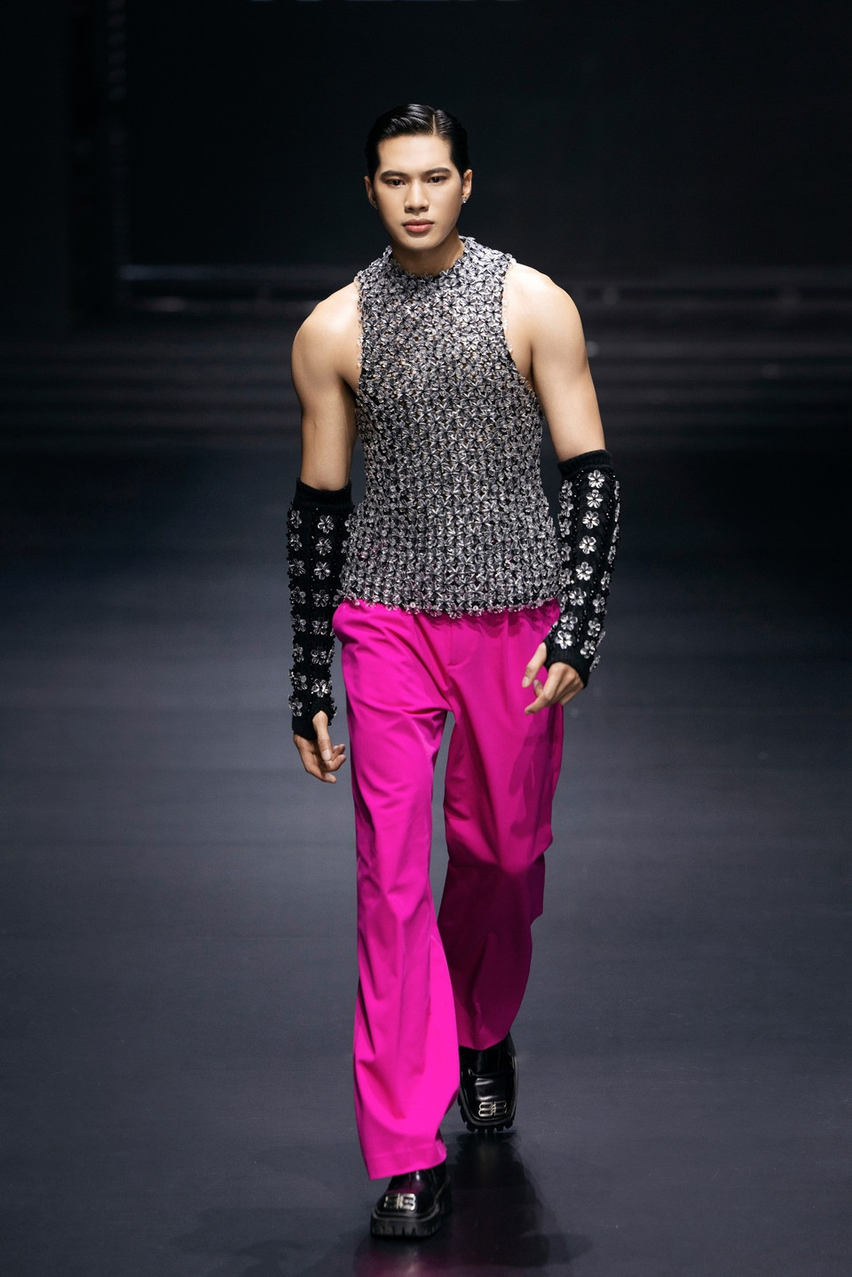 Với “Evening Pool Party,” Vương Khang không chỉ giới thiệu một bộ sưu tập thời trang, mà còn là tuyên ngôn cá tính của thế hệ trẻ dám thể hiện bản thân. (Ảnh: CTV/Vietnam+)