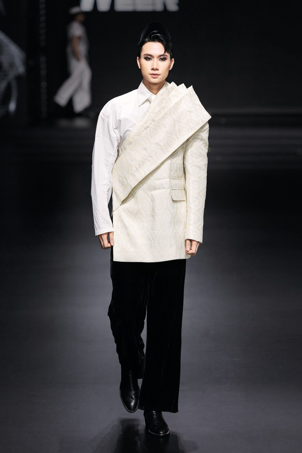 Với “Puteh,” nhà thiết kế không chỉ kể câu chuyện về thời trang, mà còn mang đến câu chuyện về tình yêu dành cho di sản, cho âm nhạc, và cho sự đa dạng vốn là cốt lõi trong bản sắc Malaysia. (Ảnh: CTV/Vietnam+)