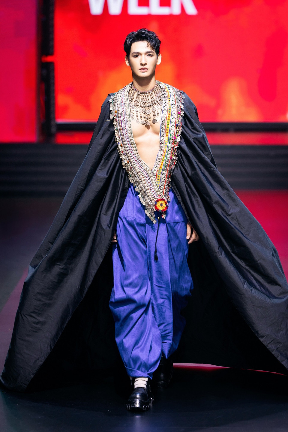 Một thiết kế trong bộ sưu tập “Holi” của nhà thiết kế Frederick Lee. (Ảnh: CTV/Vietnam+)