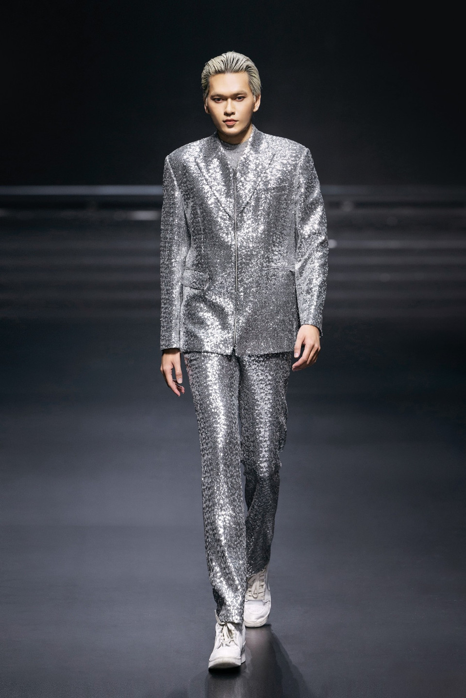 Là gương mặt trẻ trong làng thời trang Việt, nhà thiết kế Vương Khang được biết đến với phong cách “ready-to-wear” dành cho nam giới, dấu ấn đặc trưng là các thiết kế suit cá tính và kỹ thuật đính kết ngọc trai thủ công độc đáo. (Ảnh: CTV/Vietnam+)