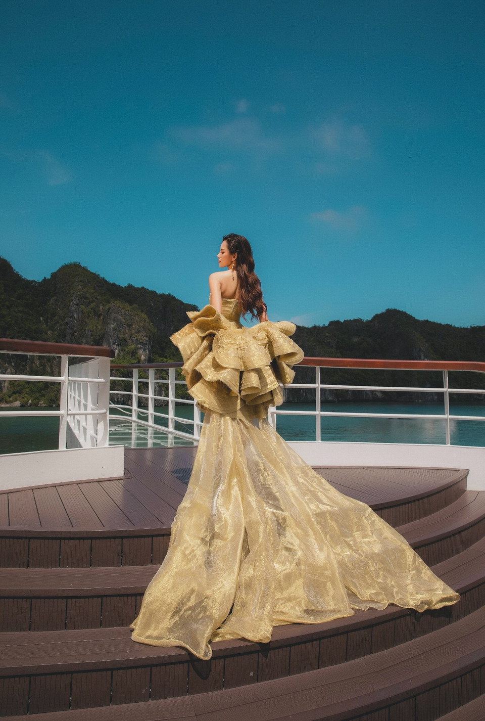 Bộ ảnh được thực hiện trên du thuyền sang trọng giữa Vịnh Hạ Long, kỳ quan thiên nhiên thế giới, tạo nên sự kết hợp độc đáo giữa thời trang cao cấp và cảnh sắc thiên nhiên hùng vĩ. (Ảnh: CTV/Vietnam+)