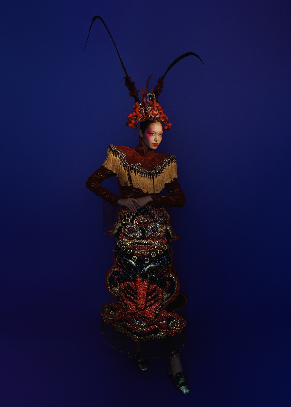 Sự hòa quyện giữa văn hóa và thời trang, giữa trang phục và thần thái đã tạo nên những khung hình sống động, lan tỏa thông điệp về sự gìn giữ và kế thừa giá trị văn hóa dân gian trong dòng chảy hiện đại.(Ảnh: CTV/Vietnam+)