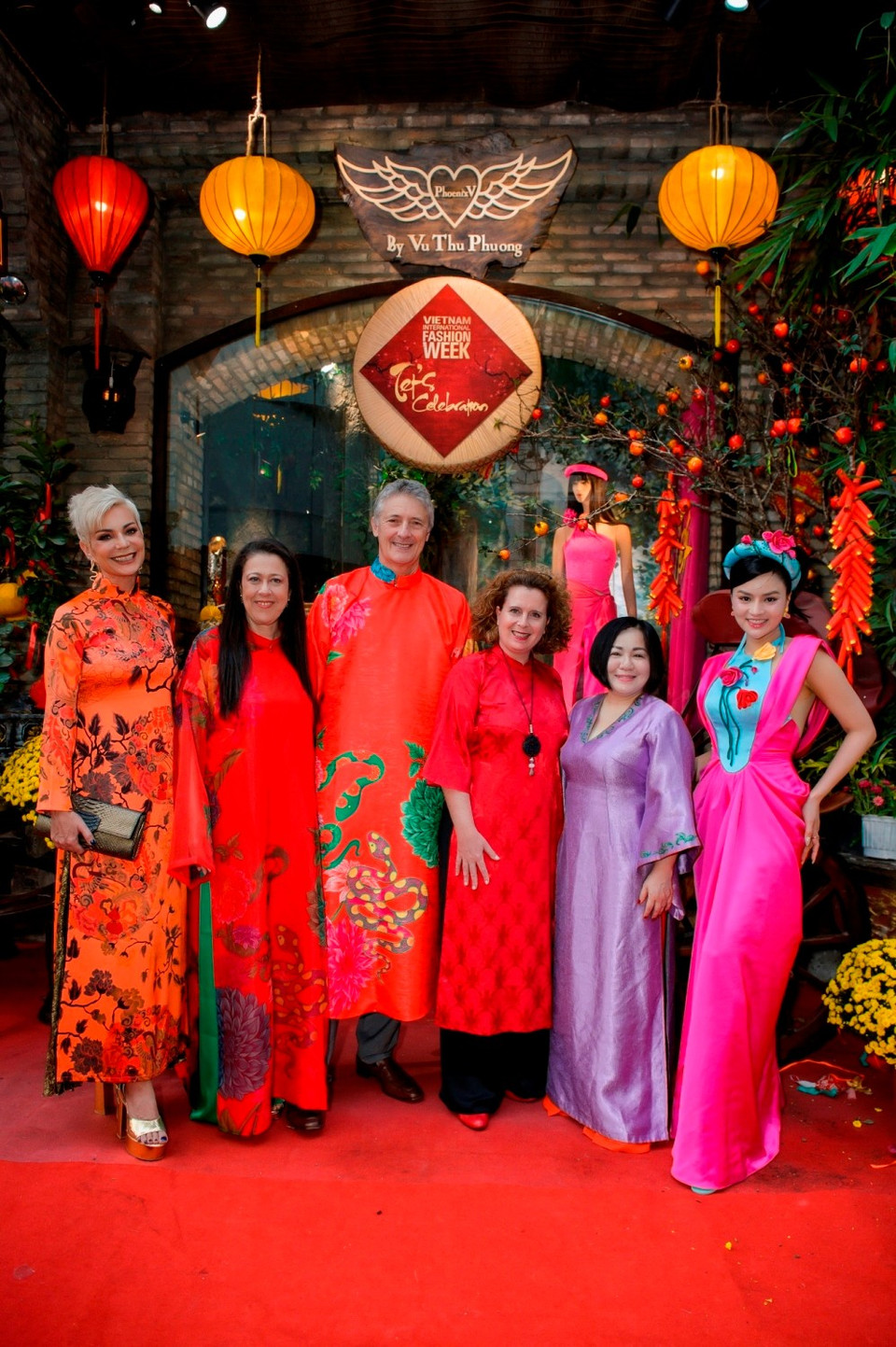 Đặc biệt, hình ảnh bạn bè Quốc tế duyên dáng trong tà áo dài truyền thống đã trở thành điểm nhấn, làm nổi bật vẻ đẹp của văn hóa Việt qua lăng kính hiện đại. (Ảnh: CTV/Vietnam+)