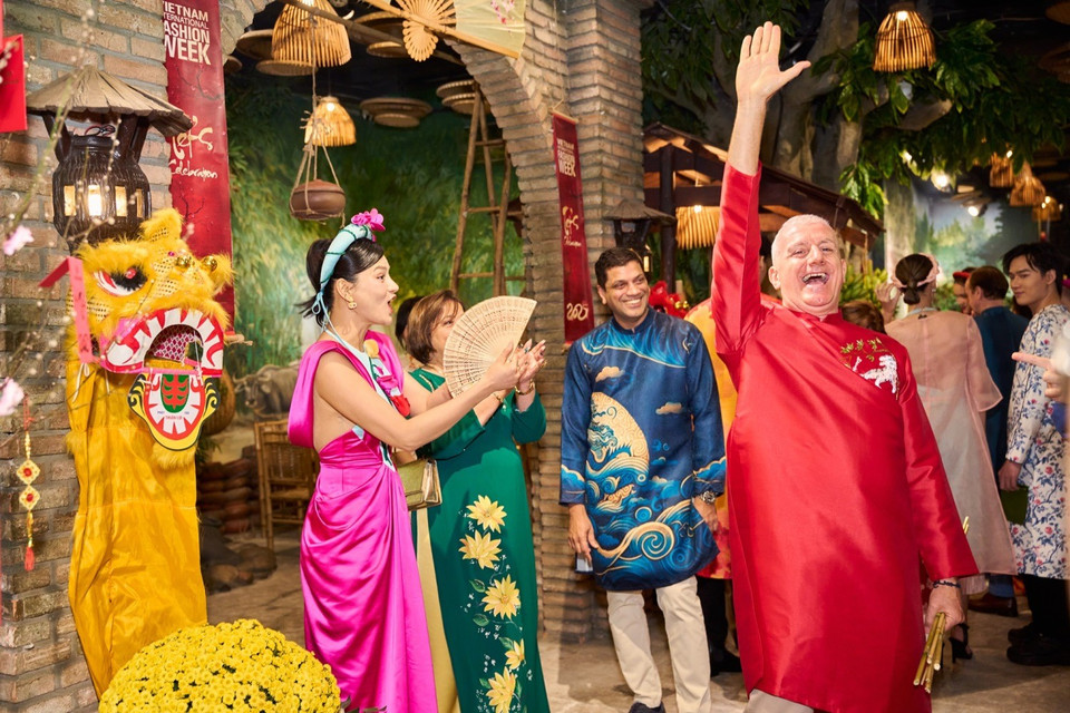 Nét hào hứng của một vị khách quốc khi tham gia các trò chơi dân gian Việt Nam. (Ảnh: CTV/Vietnam+)