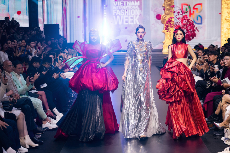 Ba "nữ hoàng" của bộ sưu tập. (Ảnh: CTV/Vietnam+)