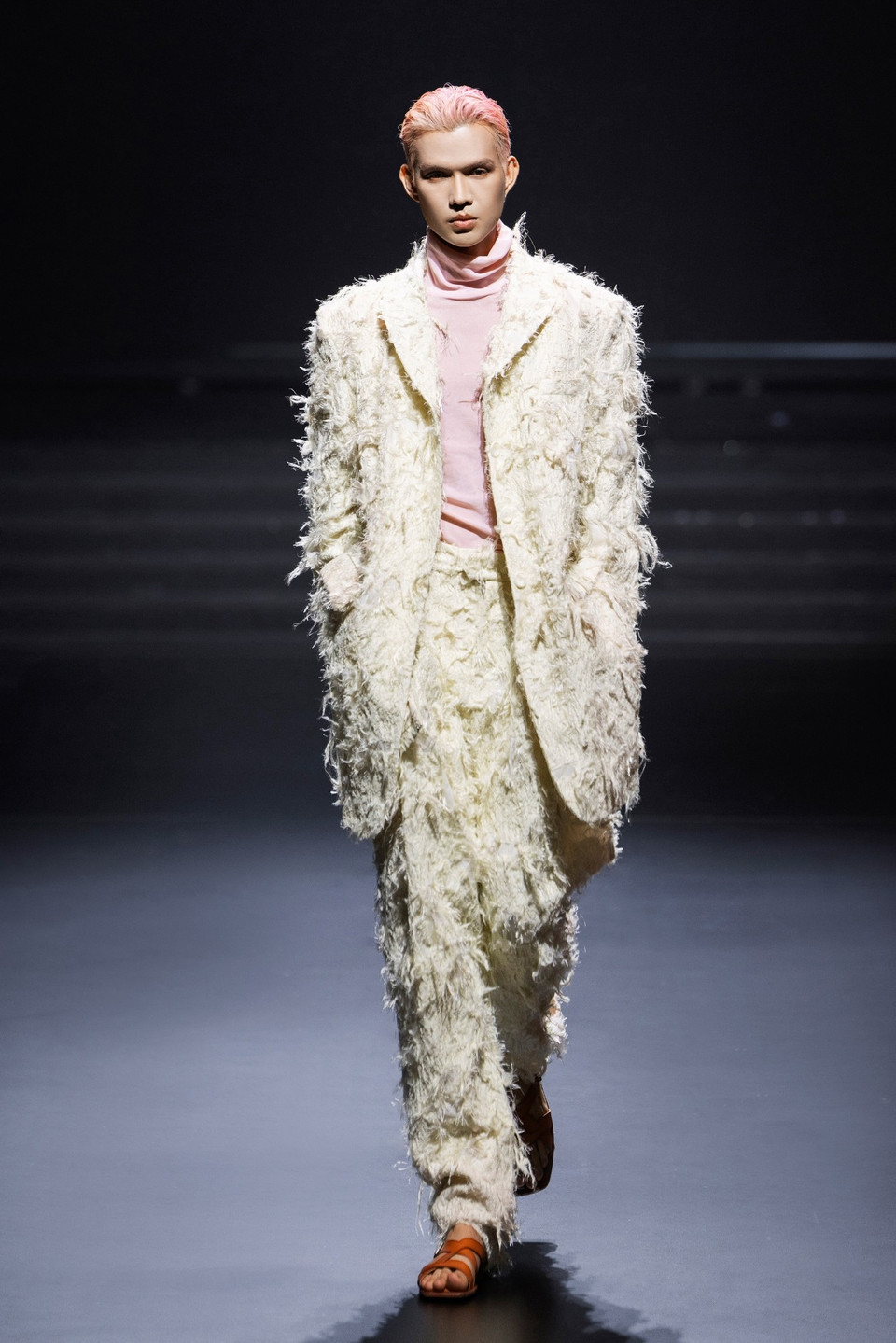 Với “Silence,” Alberto Zambelli đã mở ra bản giao hưởng thời trang đậm chất Á-Âu, nơi cái tĩnh tạo nên chiều sâu, nơi sự đơn giản thăng hoa thành nghệ thuật. (Ảnh: CTV/Vietnam+)