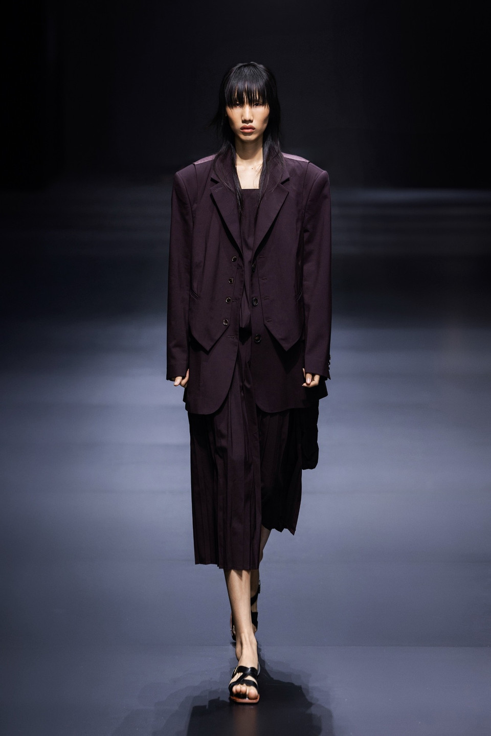 Thiết kế trong bộ sưu tập “Silence” của nhà thiết kế Italy Alberto Zambelli. (Ảnh: CTV/Vietnam+)