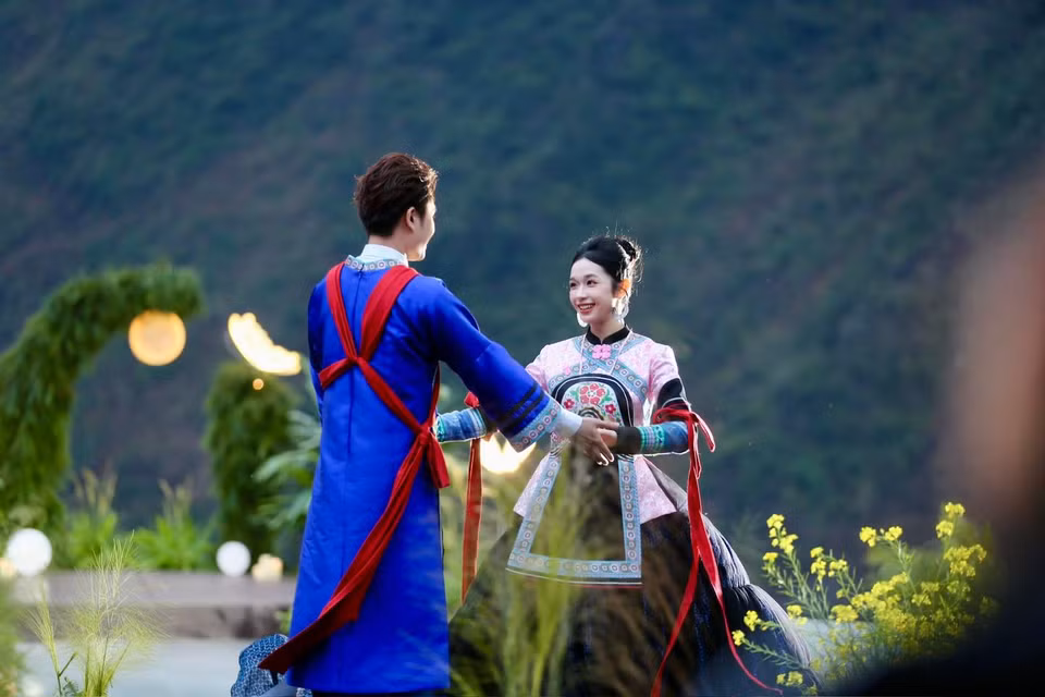 Show diễn quy tụ dàn hoa hậu, nam vương, KOLs như: Hoa hậu Liên lục địa Lê Nguyễn Bảo Ngọc; Miss Cosmo Vietnam 2023 Bùi Xuân Hạnh; siêu mẫu - Á hậu Hoàn vũ Việt Nam Hoàng Thùy; Miss Supranational Vietnam 2025 Võ Cao Kỳ Duyên; Mister Celebrity Vietnam 2024 Đoàn Bảo Ân; Mister Supranational Vietnam 2025 Hà Quang Trung… (Ảnh: CTV/Vietnam+)