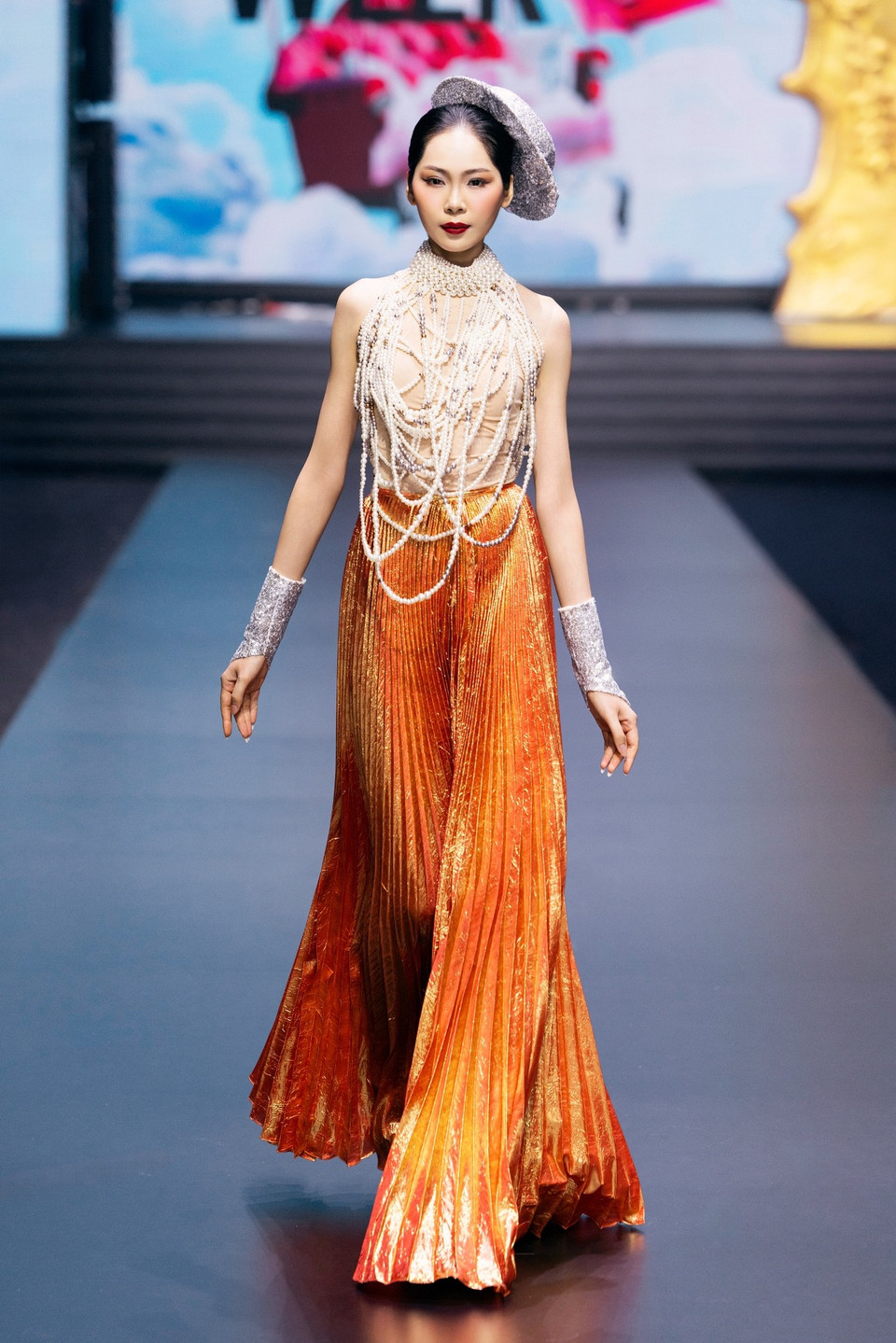 Mỗi thiết kế là một tác phẩm thủ công cầu kỳ, được xử lý tỉ mỉ bằng các kỹ thuật đính kết 3D tinh xảo, chất liệu chọn lọc và bố cục thị giác táo bạo, tạo nên hiệu ứng lấp lánh như hoa nở trong sương mai. (Ảnh: CTV/Vietnam+)