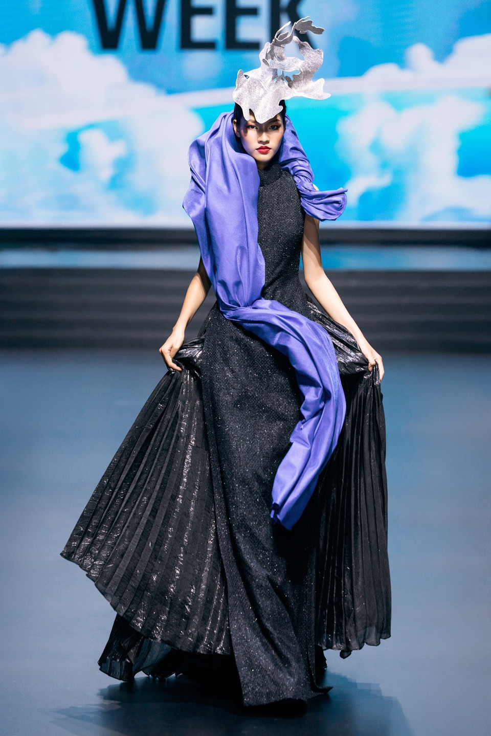 Một thiết kế trong bộ sưu tập “Rose of the Dawn.” (Ảnh: CTV/Vietnam+)