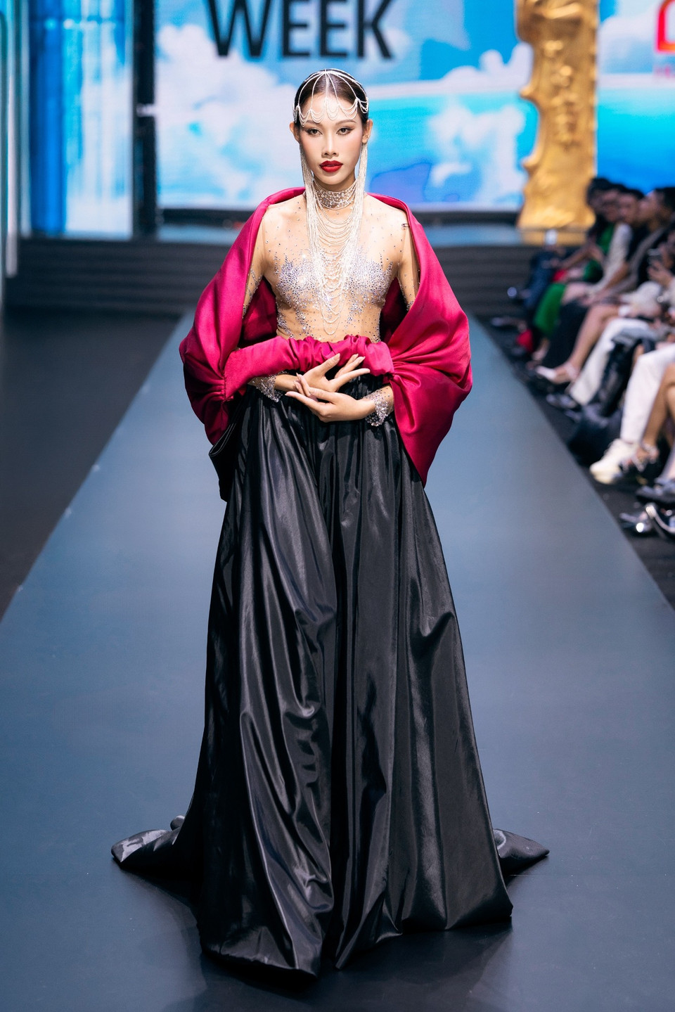 Một thiết kế trong bộ sưu tập “Rose of the Dawn.” (Ảnh: CTV/Vietnam+)