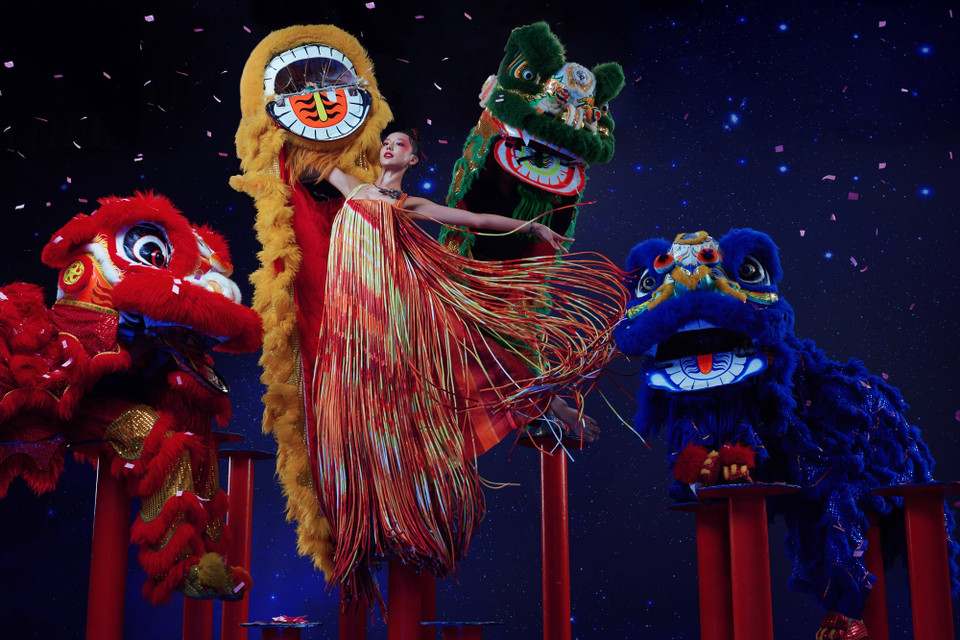 Tết Trung Thu vẫn luôn là khoảnh khắc gợi nhớ về những nét đẹp văn hóa Á Đông. Đón mùa trăng rằm năm nay, các thí sinh Vietnam’s Next Top Model 2025 không chỉ mang đến thử thách mới bất ngờ, mà còn “chiêu đãi” khán giả bộ hình thời trang đặc biệt, lấy cảm hứng từ Tết Trung Thu. (Ảnh: CTV/Vietnam+)