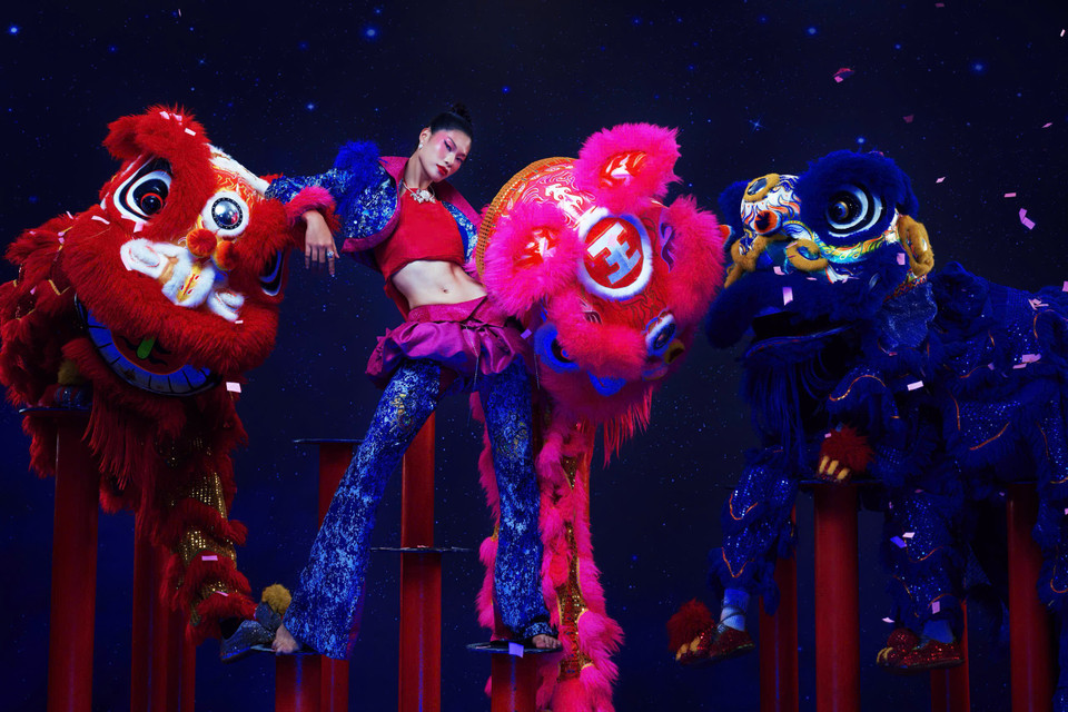 Từng thiết kế trong bộ ảnh được sáng tạo dựa trên ngôn ngữ thẩm mỹ Á Đông dưới sự sáng tạo của Giám đốc thời trang của chương trình, lựa chọn các các phom dáng ấn tượng, phối hợp phụ kiện tinh tế và bảng màu ấm áp, gợi nhắc đến ánh trăng, sắc đỏ lồng đèn hay nét vàng kim sang trọng. (Ảnh: CTV/Vietnam+)