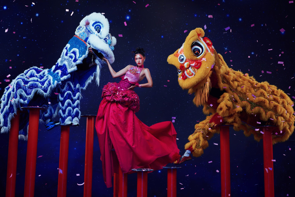 Với sự giao thoa tinh tế giữa hơi thở đương đại và bản sắc Á Đông, bộ ảnh khơi gợi nhiều cảm xúc và mang đậm dấu ấn nghệ thuật. (Ảnh: CTV/Vietnam+)