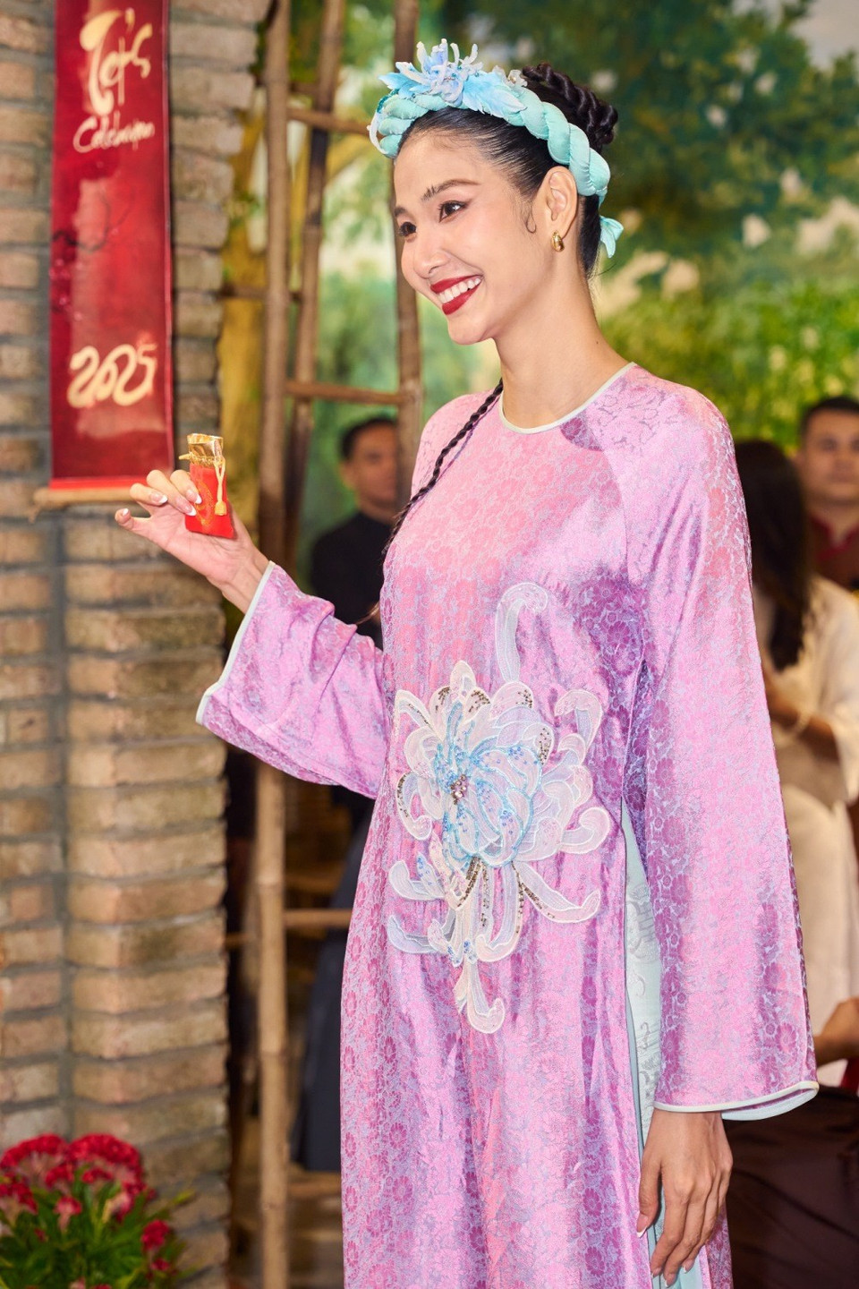 Nhận lì xì đầu năm mới. (Ảnh: CTV/Vietnam+)