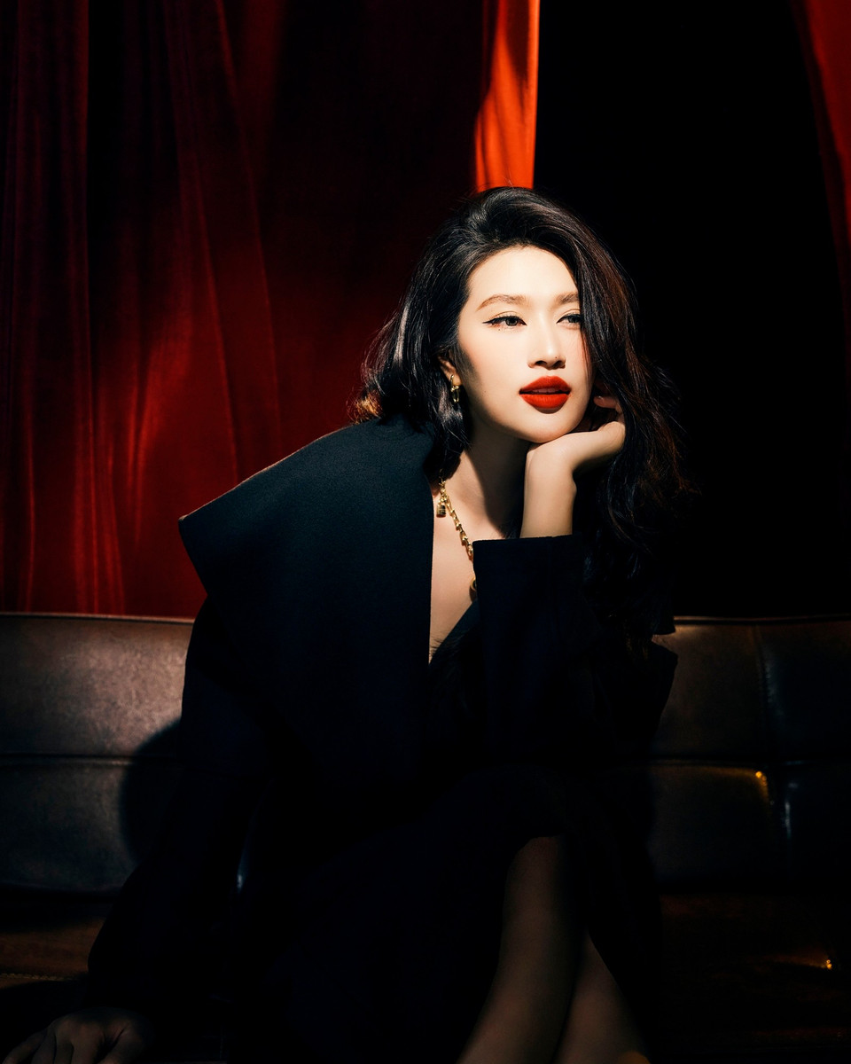 Thiên Ân nói mọi cảm xúc trong cô vẫn vẹn nguyên, vừa xúc động, ngỡ ngàng vừa biết ơn từ giây phút đã giúp cô thay đổi cuộc đời. Nhưng hơn cả, đó là bước ngoặt mở ra hành trình khám phá bản thân, hành trình mà cô cho rằng cũng như rất nhiều phụ nữ ngoài kia: luôn mạnh mẽ, nỗ lực và bền bỉ theo đuổi ước mơ. (Ảnh: NVCC)