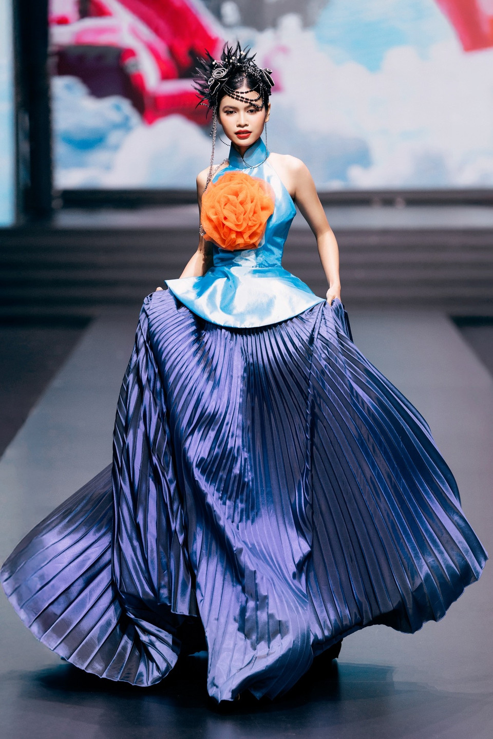 Điểm nhấn thú vị trong show diễn chính là cách Bùi Thanh Hương khéo léo đưa hình bóng áo dài – một biểu tượng truyền thống vào thời trang dạ hội mang hơi thở hiện đại.(Ảnh: CTV/Vietnam+)