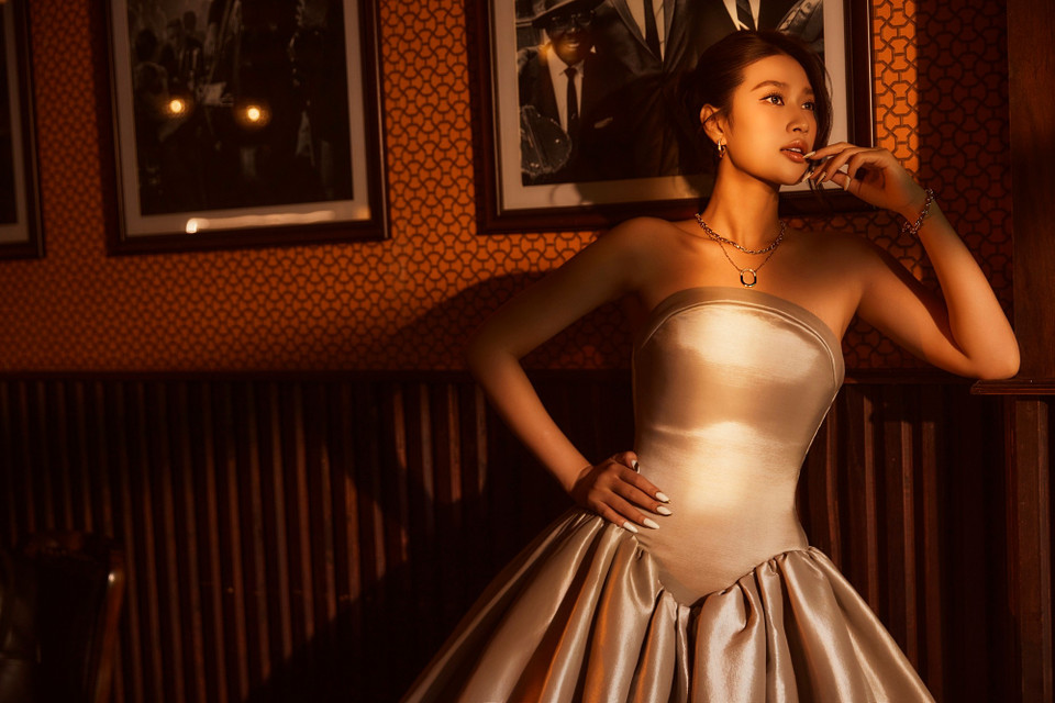 Không muốn giới hạn bản thân trong bất kỳ khuôn khổ nào, Đoàn Thiên Ân tiếp tục thử sức khi tham gia chương trình thực tế “Sao nhập ngũ.” Hình ảnh một hoa hậu sẵn sàng vượt qua môi trường khắc nghiệt, không ngại lấm lem hay vất vả đã giúp cô ghi điểm với khán giả, đặc biệt là giới trẻ. (Ảnh: NVCC)