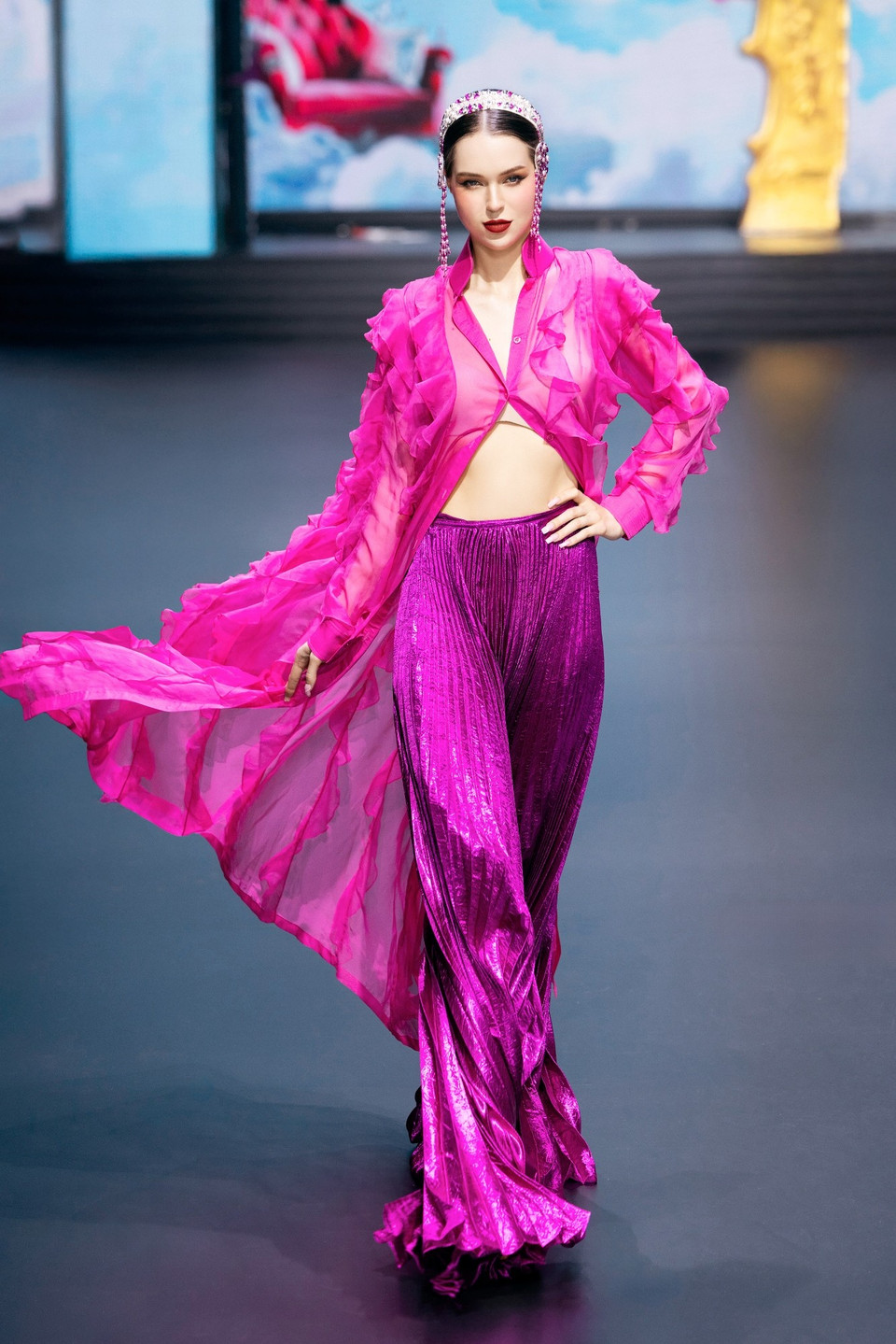 Thông qua bộ sưu tập, Thanh Hương Bùi mong muốn mang đến một góc nhìn mới mẻ, chỉn chu nhưng vẫn đậm chất Việt, nơi truyền thống và sáng tạo có thể song hành hài hòa. (Ảnh: CTV/Vietnam+)