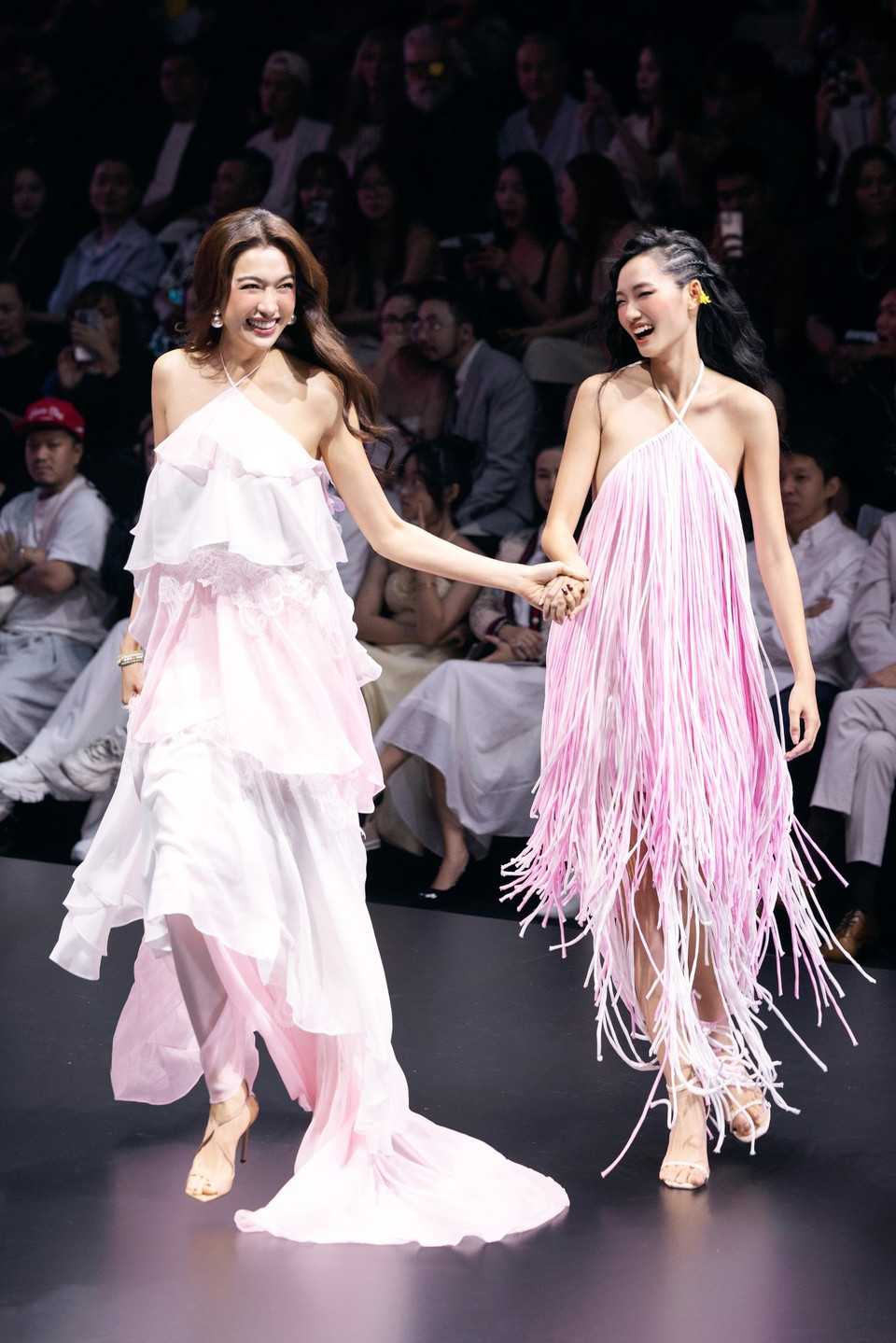 Các thiết kế quyến rũ và gợi cảm với những đường cut-out “nghẹt thở.” (Ảnh: CTV/Vietnam+)