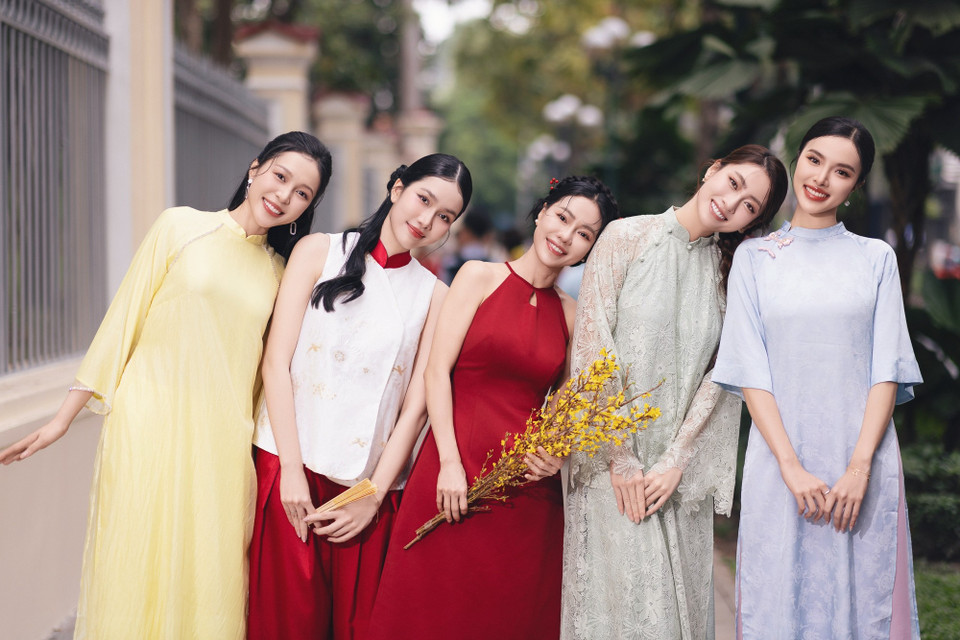 Chia sẻ lý do thực hiện bộ ảnh Tết, CEO Phạm Kim Dung cho biết: “Năm 2024 tiếp tục là một năm nhiều dấu ấn đối với Sen Vàng. Trong đó, Thanh Thuỷ, Tuấn Ngọc, Thiên Ân hay Bảo Ngọc… đều chinh phục những cột mốc mới rất đáng tự hào. Không những thế, đại gia đình chúng tôi cũng chào đón thêm những thành viên mới là top 3 Hoa hậu Quốc gia Việt Nam gồm Hoa hậu Kiều Duy, Á hậu Phương Thanh và Cẩm Ly. Vậy nên tôi muốn làm một điều đó đặc biệt một chút, vừa để chào đón năm mới, vừa làm kỷ niệm.” (Ảnh: CTV/Vietnam+)