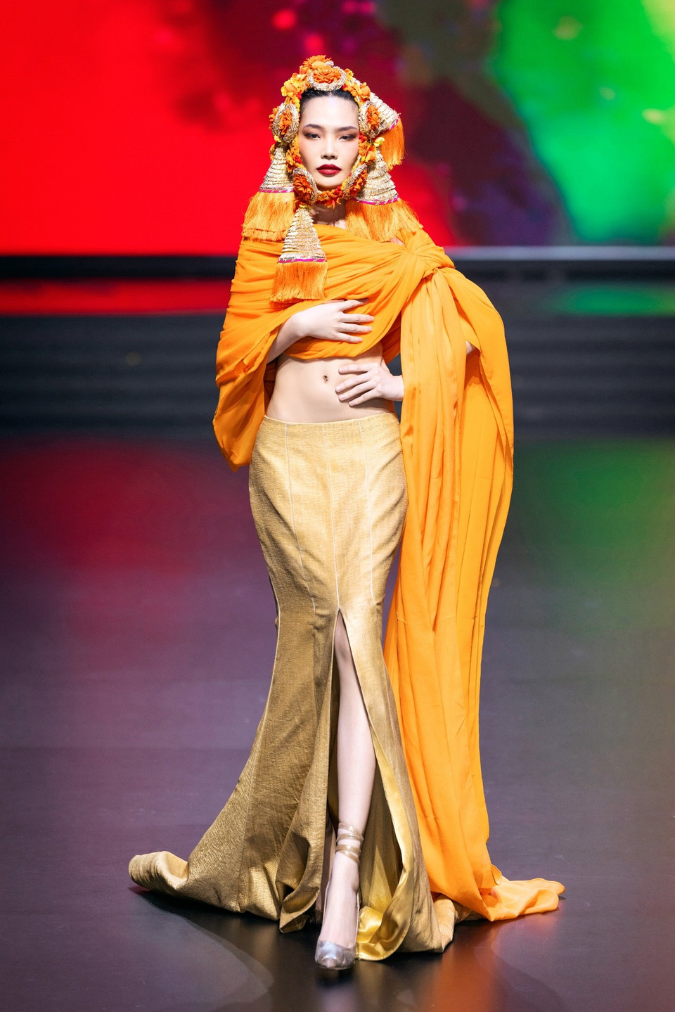 Một thiết kế trong bộ sưu tập “Holi” của nhà thiết kế Frederick Lee. (Ảnh: CTV/Vietnam+)