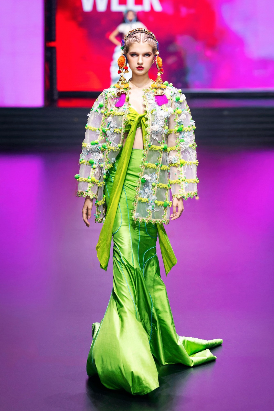 Một thiết kế trong bộ sưu tập “Holi” của nhà thiết kế Frederick Lee. (Ảnh: CTV/Vietnam+)