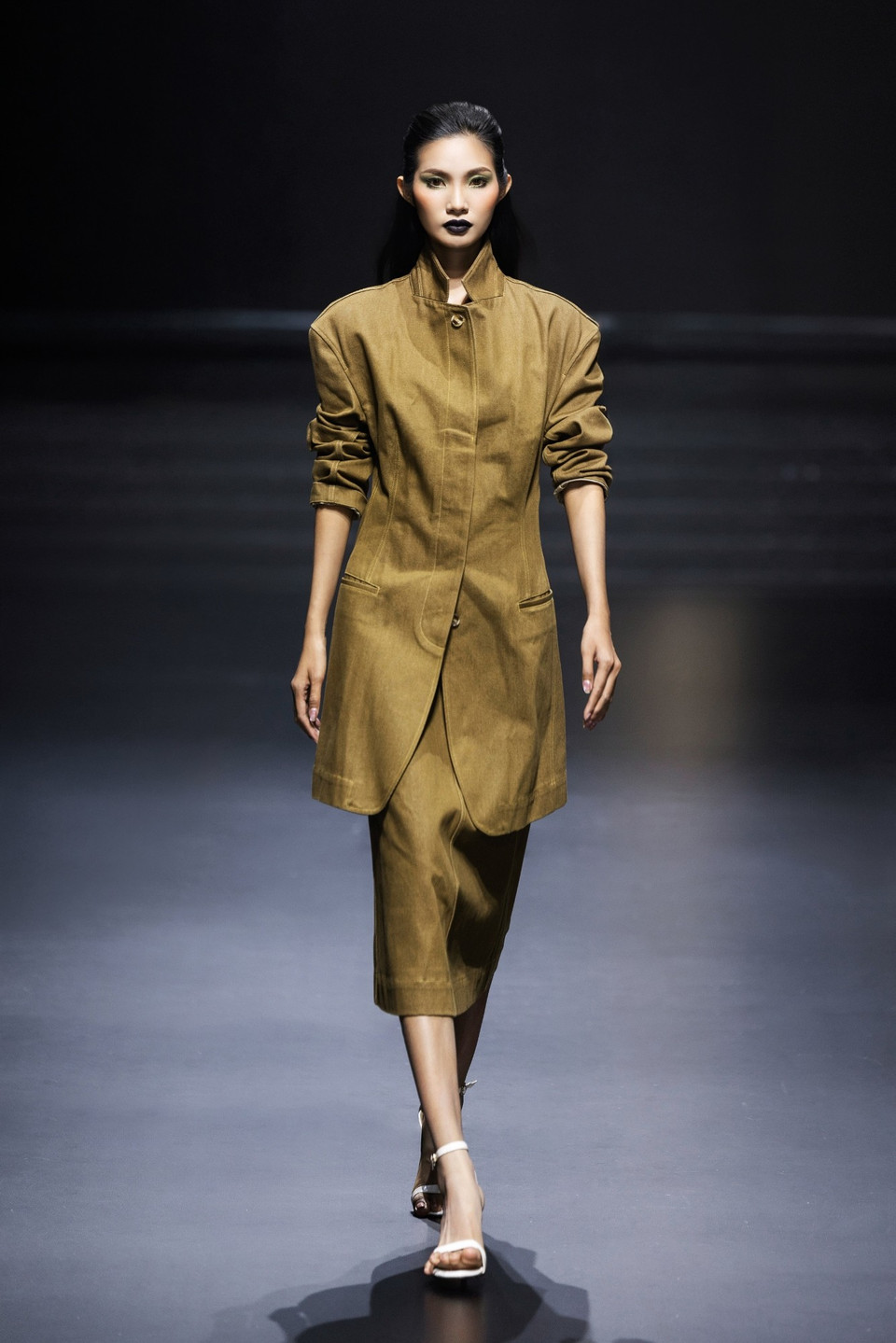 Thiết kế trong bộ sưu tập “Silence” của nhà thiết kế Italy Alberto Zambelli. (Ảnh: CTV/Vietnam+)