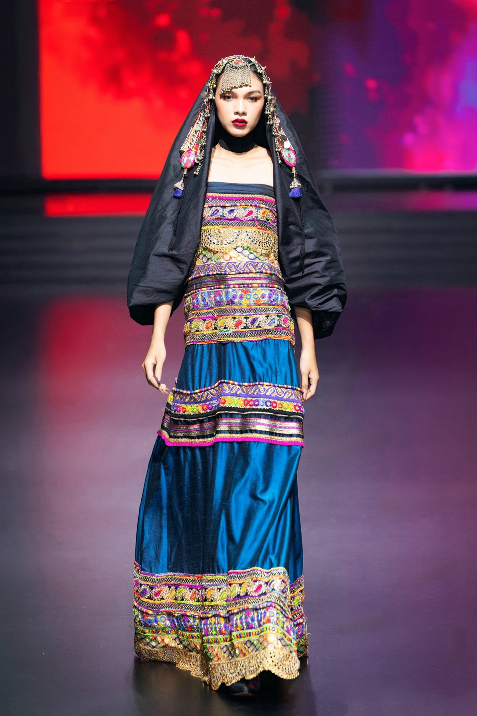 Mỗi thiết kế trong bộ sưu tập là một cuộc đối thoại giữa quá khứ và hiện tại, giữa di sản văn hóa và tinh thần hiện đại. (Ảnh: CTV/Vietnam+)