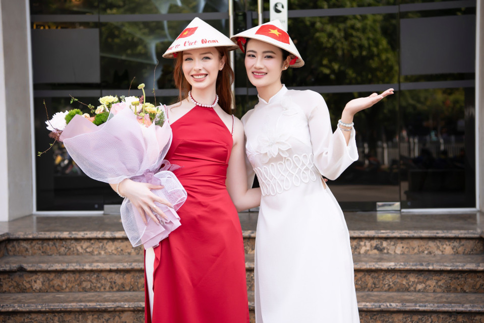 Hoa hậu Amy Scott là đại diện chính thức của Scotland tại cuộc thi Miss World lần thứ 72 sắp diễn ra ở Ấn Độ, trực tiếp tranh tài cùng Hoa hậu Huỳnh Trần Ý Nhi của Việt Nam. Mới đây, hai người đẹp vừa có cơ hội gặp nhau khi Amy Scott sang Việt Nam du lịch. (Ảnh: CTV/Vietnam+)