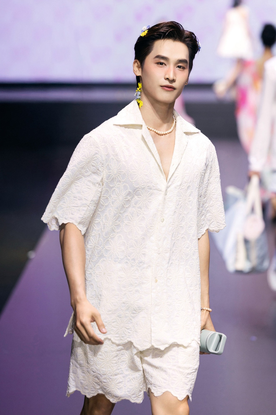 Trong lần trở lại này, nhà thiết kế Adrian Anh Tuấn tập trung vào các trang phục bay bổng và nhẹ nhàng nhưng lại phóng khoáng cho cả nam và nữ. (Ảnh: CTV/Vietnam+)