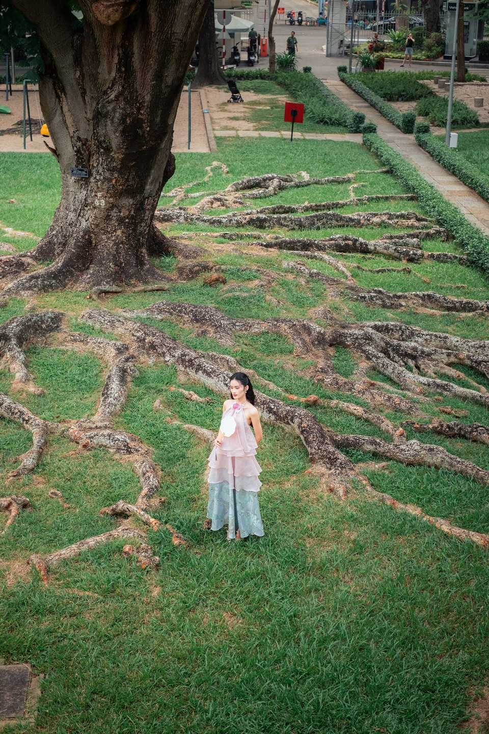 Bên cạnh áo dài, Hoa hậu Ý Nhi cũng thả dáng nhẹ nhàng, đầy duyên dáng trong trang phục váy yếm. Thiết kế tông màu pastel ngọt ngào, kết hợp giữa chất liệu voan và gấm, phần cổ áo cách điệu với những đường thêu tay, đính kết tỉ mỉ. (Ảnh: CTV/Vietnam+)