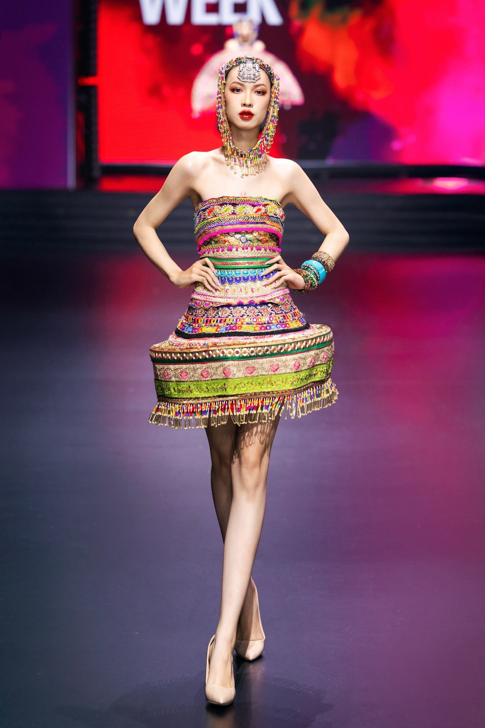 Mỗi thiết kế trong “Holi” là một thử nghiệm táo bạo về hình khối, màu sắc và chất liệu. (Ảnh: CTV/Vietnam+)