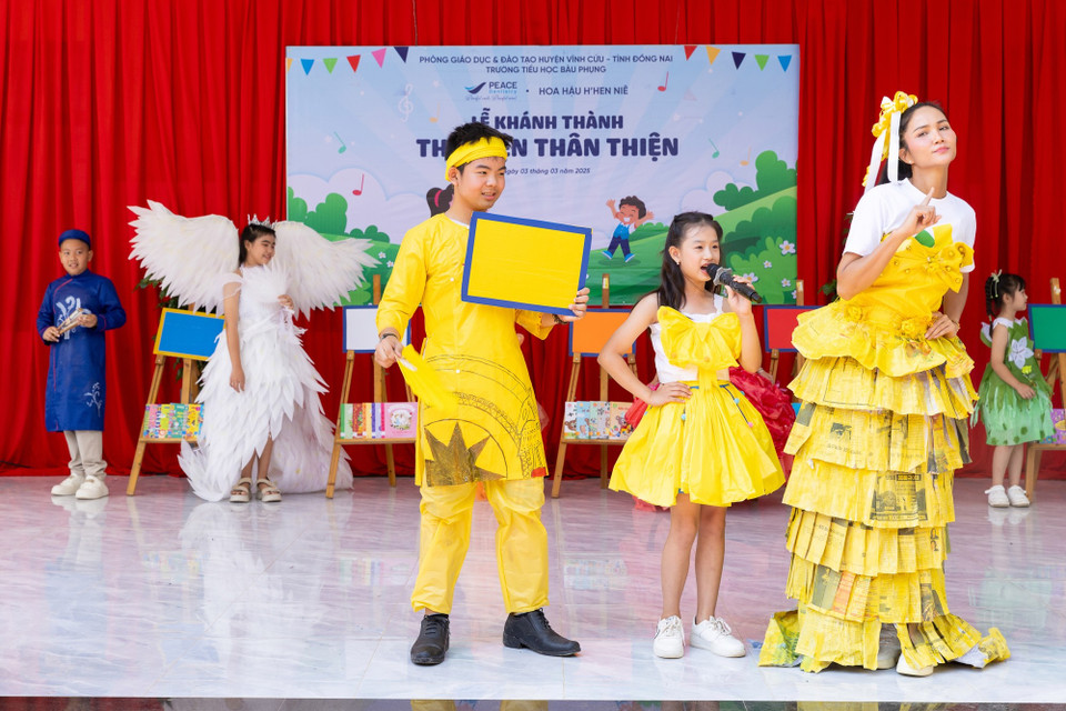 Đặc biệt, H’Hen Niê trình diễn cùng các em học sinh trong phần “Thời trang mã màu” hướng dẫn việc chọn sách theo mã màu từng khối lớp khi vào tham quan thư viện. Cô mặc trang phục mã màu vàng dành cho học sinh khối lớp 5 với những quyển sách cung cấp kiến thức với ít tranh minh họa. (Ảnh: CTV/Vietnam+)