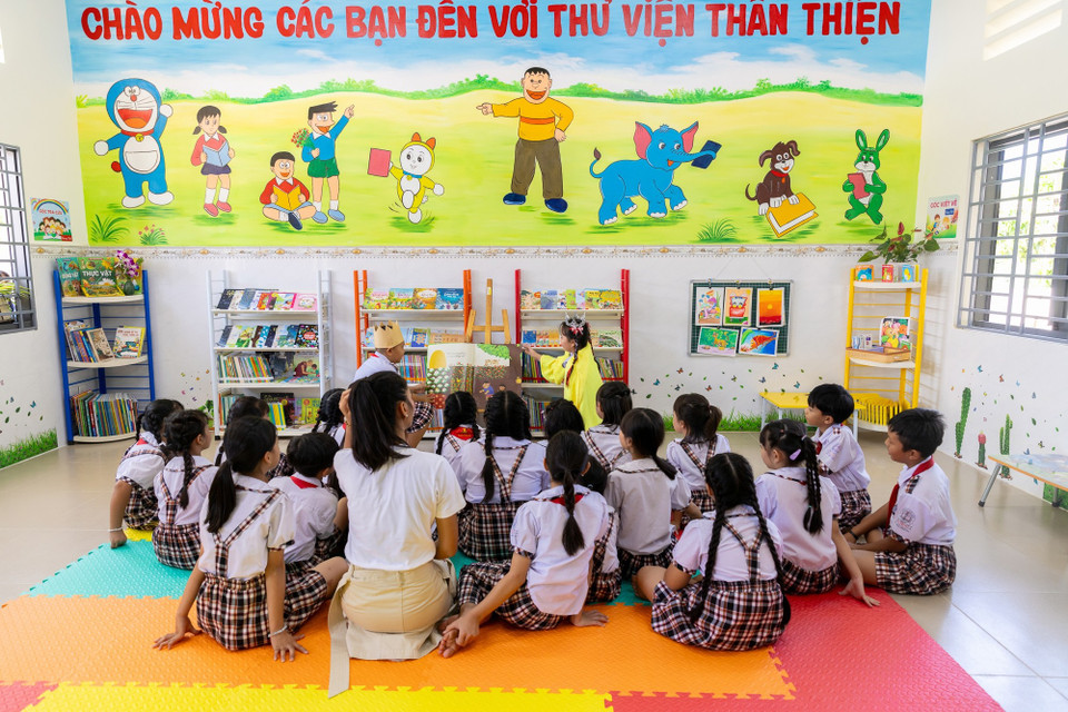 Các tủ sách được bố trí theo từng khối lớp với các mã màu phân biệt, các đầu sách ở thư viện do tổ chức Room To Read lựa chọn theo chương trình chuẩn và phù hợp lứa tuổi học sinh tiểu học, cân bằng giữa nhóm sách kiến thức và nhóm sách hướng dẫn kỹ năng mềm cho học sinh. (Ảnh: CTV/Vietnam+)