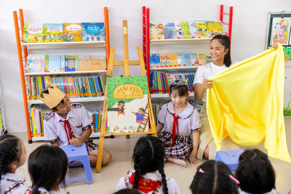 H’Hen Niê chia sẻ phần đọc sách luôn luôn có ở mỗi hoạt động khánh thành thư viện bởi cô rất thích đọc sách cho các em nghe và đó cũng là mơ ước hồi nhỏ H’Hen muốn được nghe người lớn đọc sách cho mình. (Ảnh: CTV/Vietnam+)
