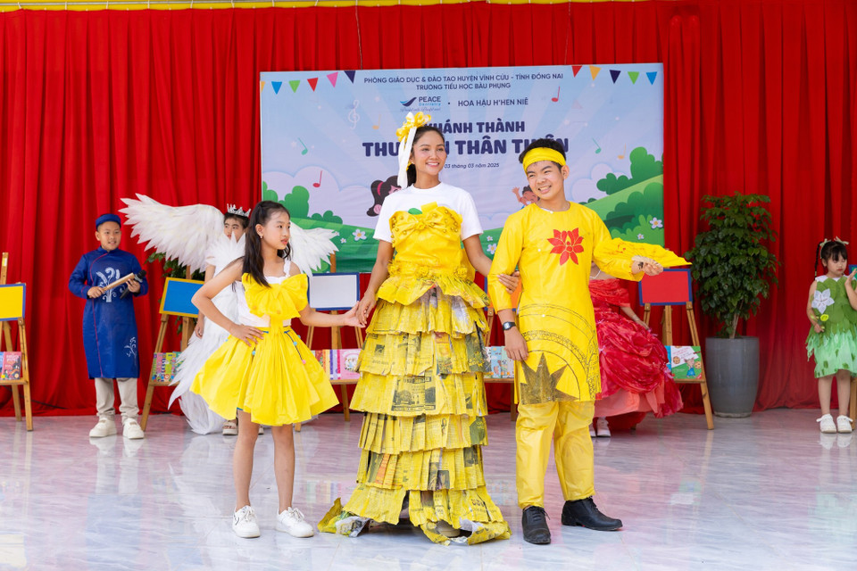 H’Hen Niê diện bộ đầm bằng giấy báo cũ do các em học sinh thiết kế. (Ảnh: CTV/Vietnam+)