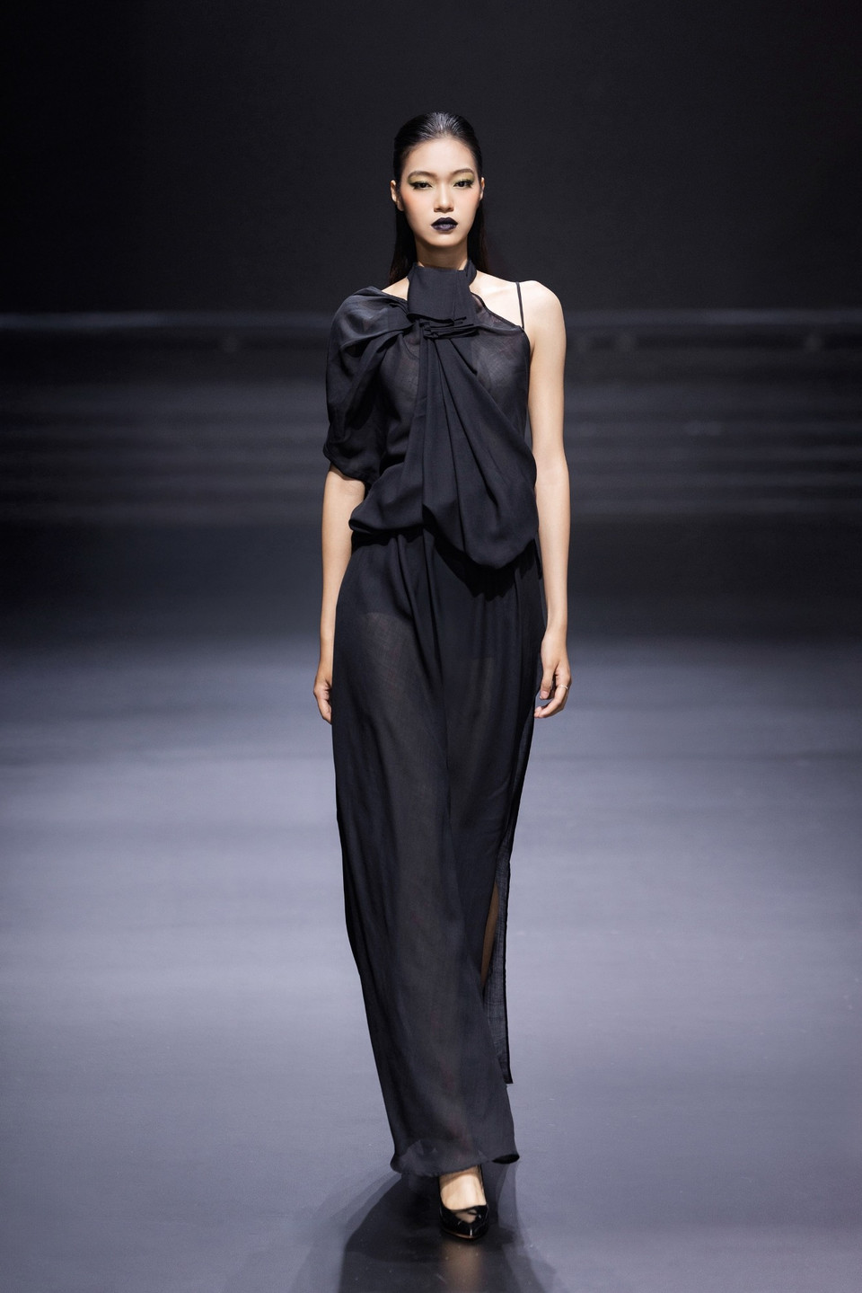 Thiết kế trong bộ sưu tập “Silence” của nhà thiết kế Italy Alberto Zambelli. (Ảnh: CTV/Vietnam+)