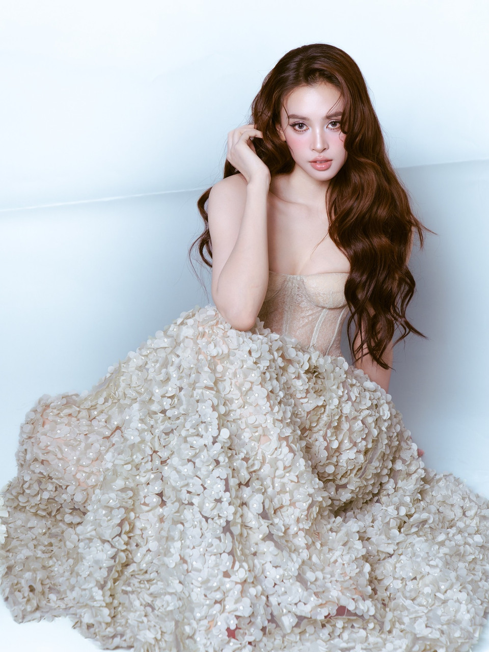 Hoa hậu Tiểu Vy chia sẻ:“Vy cảm thấy mình đã trưởng thành hơn so với thời điểm vừa đăng quang. Những trải nghiệm quý giá trong suốt chặng đường qua đã cho Vy thêm động lực để tiếp tục cố gắng. Trong tương lai, Vy mong muốn được thử sức mạnh mẽ hơn ở lĩnh vực điện ảnh và thời trang, đồng thời vẫn dành nhiều tâm huyết cho các hoạt động cộng đồng. Vy tin rằng tuổi 25 sẽ là khởi đầu cho những bước tiến mới, đầy ý nghĩa.” (Ảnh: CTV/Vietnam+)