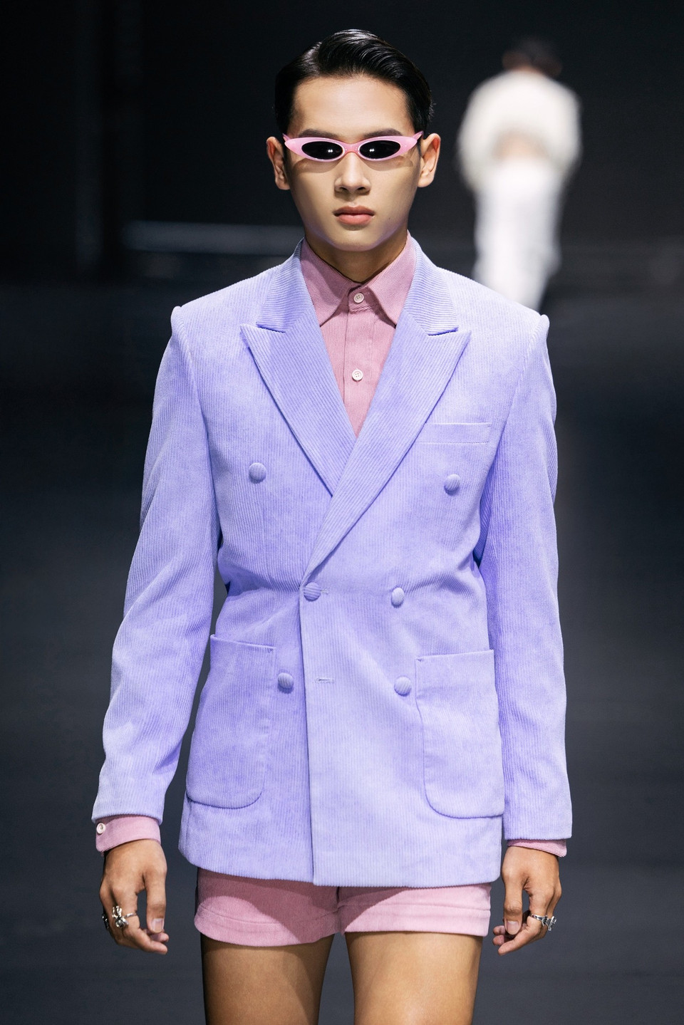 Một thiết kế trong bộ sưu tập “Evening Pool Party” của Vương Khang. (Ảnh: CTV/Vietnam+)