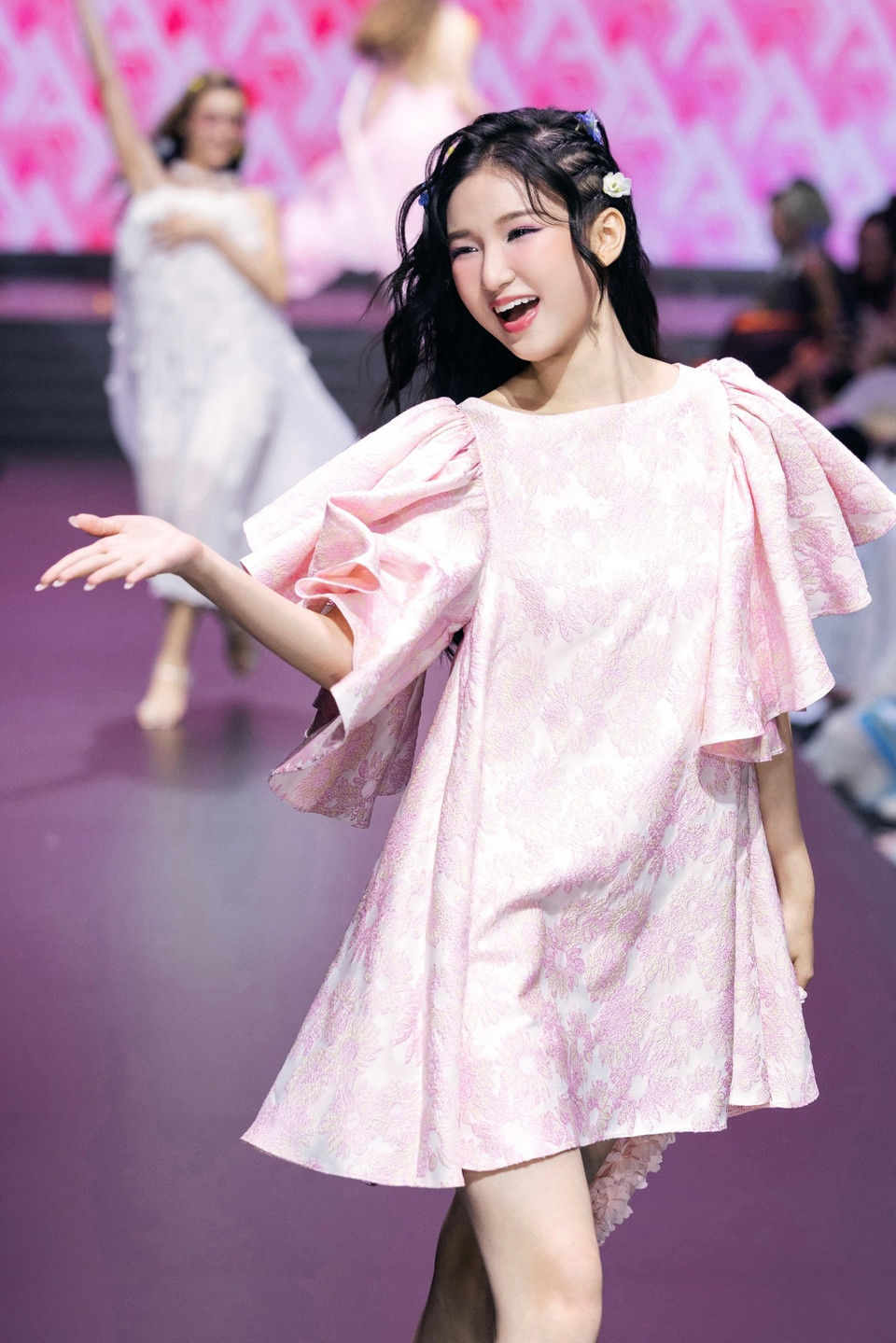 Bên cạnh đó, kỹ thuật draping (dựng rập 3D) đặc trưng vẫn được Adrian Anh Tuấn vận dụng thuần thục trong bộ sưu tập lần này. (Ảnh: CTV/Vietnam+)