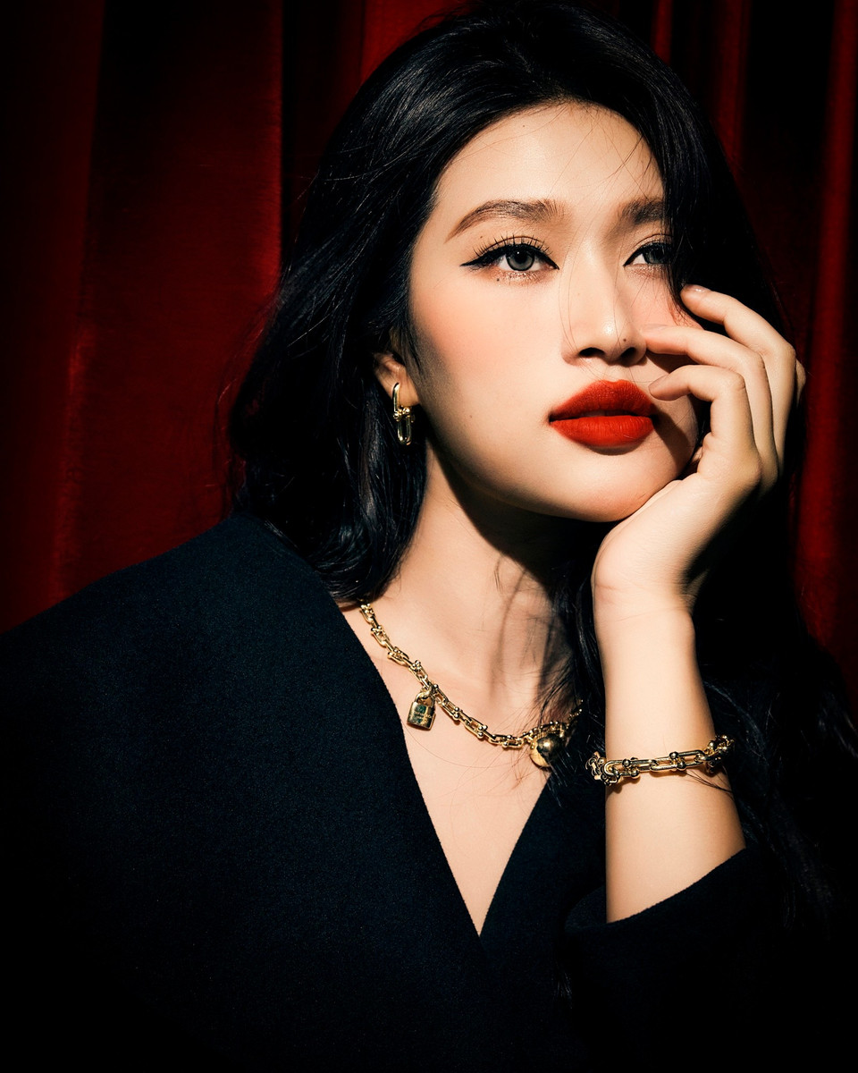 Từ danh hiệu cao nhất cuộc thi Gương mặt Nữ sinh Áo dài 2018 đến vương miện Hoa hậu Hòa bình Việt Nam 2022, Đoàn Thiên Ân chia sẻ cô muốn nỗ lực hướng đến hình ảnh một người đẹp trí tuệ, bản lĩnh và không ngừng học hỏi. (Ảnh: NVCC)