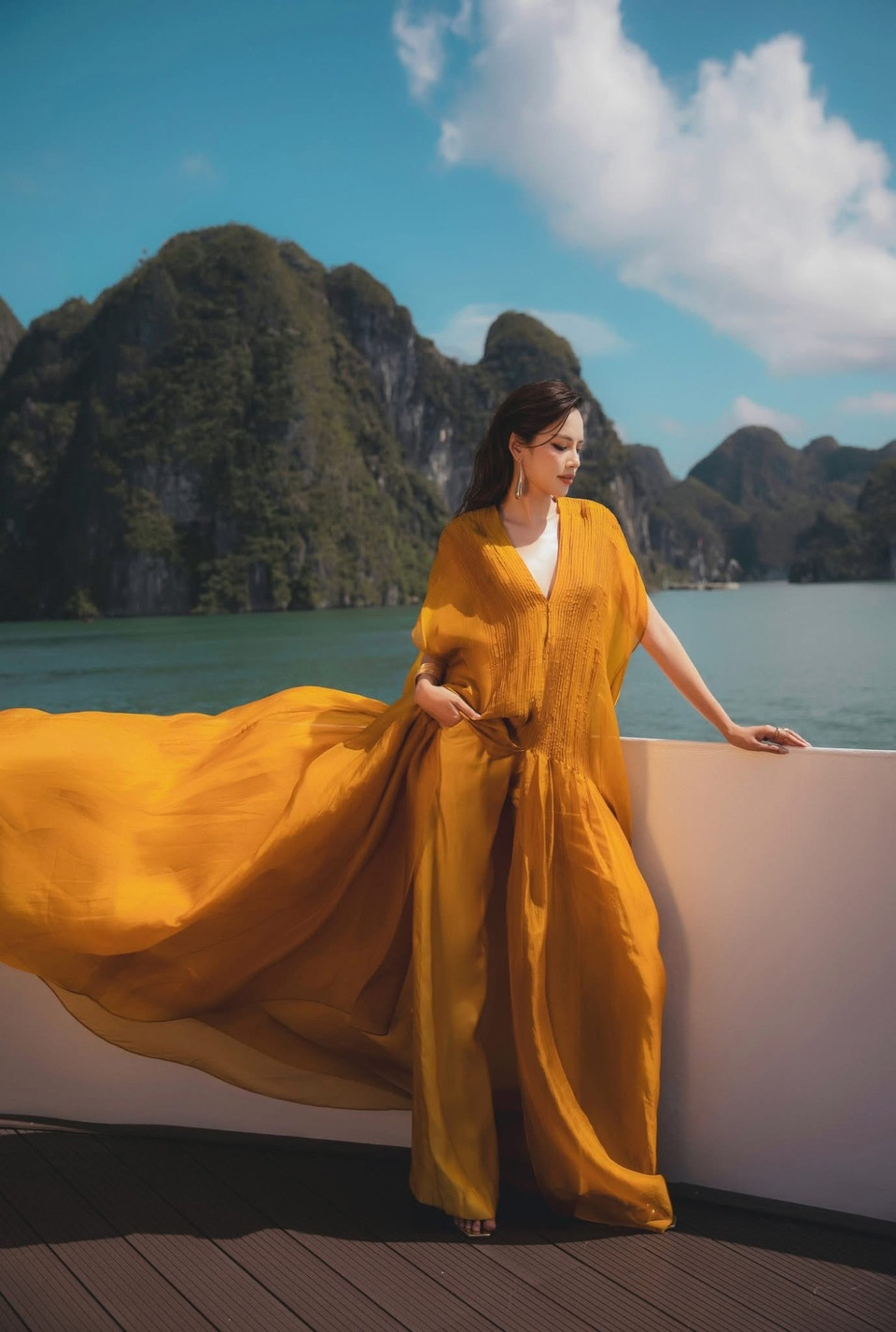 Với sự kết hợp giữa thời trang cao cấp và cảnh sắc thiên nhiên kỳ vĩ, bộ ảnh “Golden Heritage” cùng Hoa hậu Lê Hoàng Phương muốn truyền cảm hứng mạnh mẽ về việc bảo tồn và phát huy giá trị di sản văn hóa Việt Nam thông qua ngôn ngữ thời trang đương đại. (Ảnh: CTV/Vietnam+)