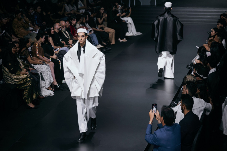 Thiết kế trong bộ sưu tập “Puteh” của nhà tạo mẫu Kel Wen. (Ảnh: CTV/Vietnam+)