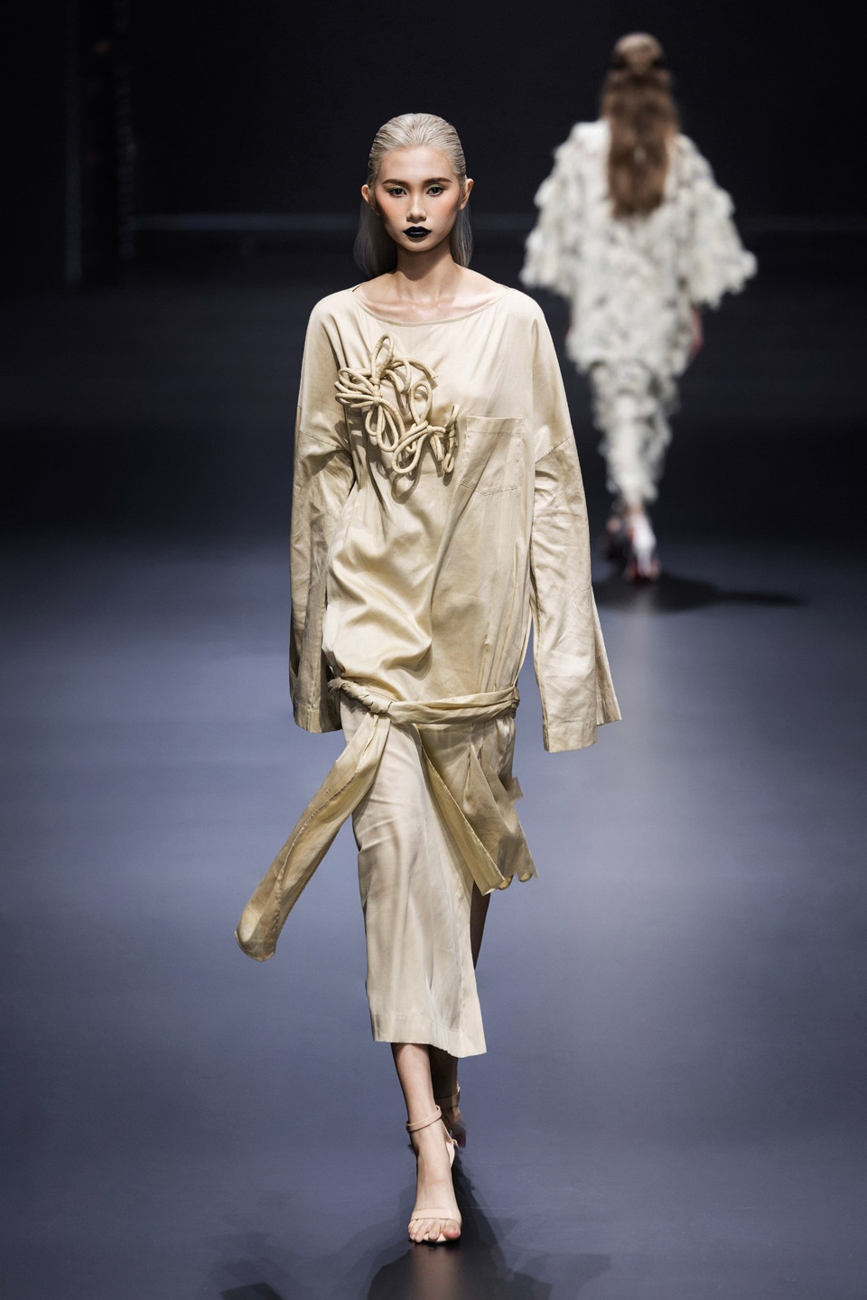 Những đường may tưởng chừng thô mộc lại trở thành điểm nhấn sáng tạo, đậm tính thủ công và nghệ thuật. (Ảnh: CTV/Vietnam+)