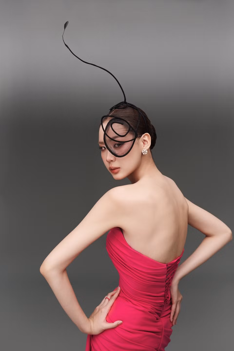Cô từng tham gia nhiều chiến dịch cộng đồng, tuyên truyền về môi trường cũng như biến đổi khí hậu. Đầu năm nay, cô là 1 trong 10 cá nhân tiêu biểu được vinh danh tại Giải thưởng Tình nguyện Quốc gia 2024. (Ảnh: CTV/Vietnam+)